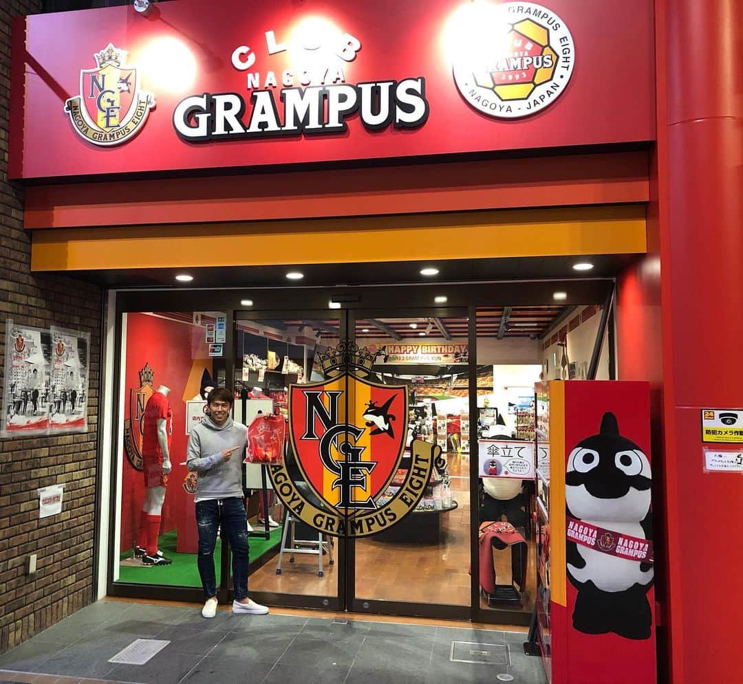のインスタグラム：「『CLUB GRAMPUS』 先日、名古屋市の大須商店街にあるオフィシャルグッズショップに行ってきました。 グッズの種類の豊富さにビックリ！ タオルマフラーやBABY IN CARのプレートを購入しました。 県外の方も名古屋にお越しの際は是非！ #grampus  #太田宏介」