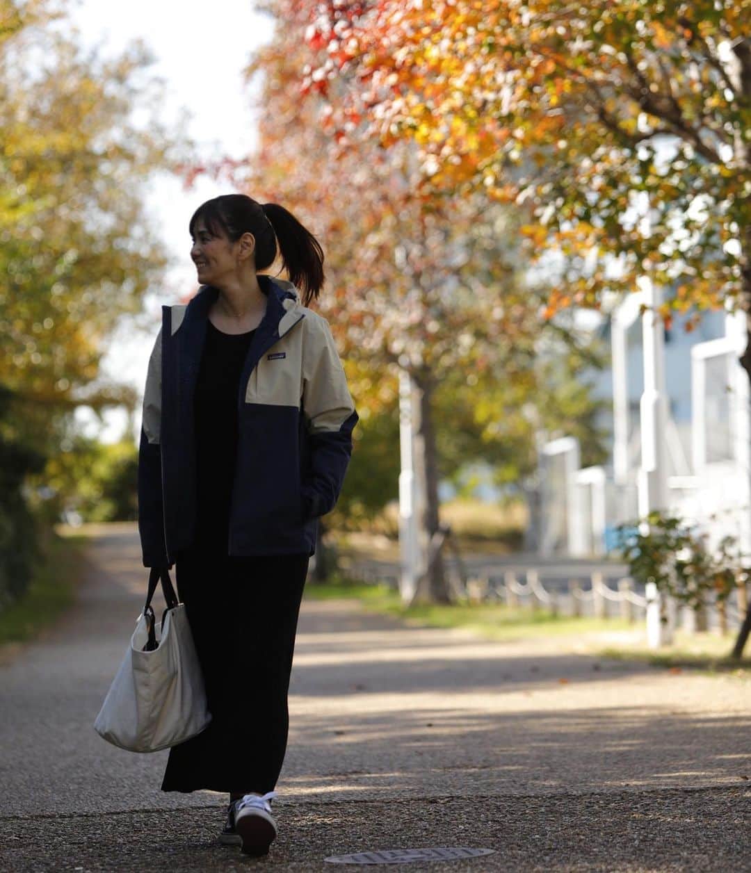 田中幸恵のインスタグラム：「__ . 連日、絶賛1月号撮影中。 すっかり秋も深まり、紅葉狩りやらフルーツ狩りに行きたいけども、ロケ場所や移動の間に色づいてきた木々を眺めて癒されてます笑🍁 . この秋いちばんに買った　@patagoniajp  のアウターは　framework とのコラボで実は4way😳 . 風通さへんし、防寒ばっちりやし、、ってことで今日は暑かった🤣 . 撮影の待ち時間はまさに雑誌の立ち読み笑🙄 .  明後日まで残りがんばるー！  #patagonia  #framework  #vans #blanc #パタゴニア」