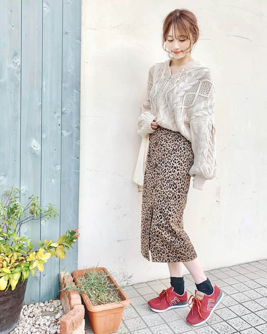 佐藤瀬奈さんのインスタグラム写真 - (佐藤瀬奈Instagram)「@_marina.shoes_ でゲットしたスニーカーがお気に入りすぎる🥺❤️ こういうボルドーに近い絶妙な赤のスニーカー探してたんだ〜🥰 驚くほど軽くて歩きやすいし、👶とのお散歩にもピッタリ♡⠀ ⠀ 11/13〜11/17まで馬里奈本社で秋冬バーゲンが開催されるみたいなので、気になる方はぜひ行ってみて😍 現地では限定商品が500円OFFになるinstagramフォロワー限定特典もあるみたいだよ😳✨⠀ ⠀ バーゲンではmoz・Balancoire ・PrivateLabel、他にもたくさんのブランドが参加しているからすごく楽しそう♡ ちなみに私が履いているスニーカーはmozのものです👟💕⠀ ⠀ ブーツも欲しいからチェックしなくては🤤❤️⠀ ⠀ ニットパーカー @whoswhochico  スカート @renaikeikaku_official ⠀ ⠀  #コーデ#スニーカーコーデ#馬里奈#馬里奈靴バーゲン#秋冬バーゲン#毎日おしゃれしたい#おしゃれは足元から#pr#chico#whoswhochico#renaikeikaku#ren_style#レンアイケイカク#レオパードスカート#スニーカー」11月13日 19時00分 - senapuu