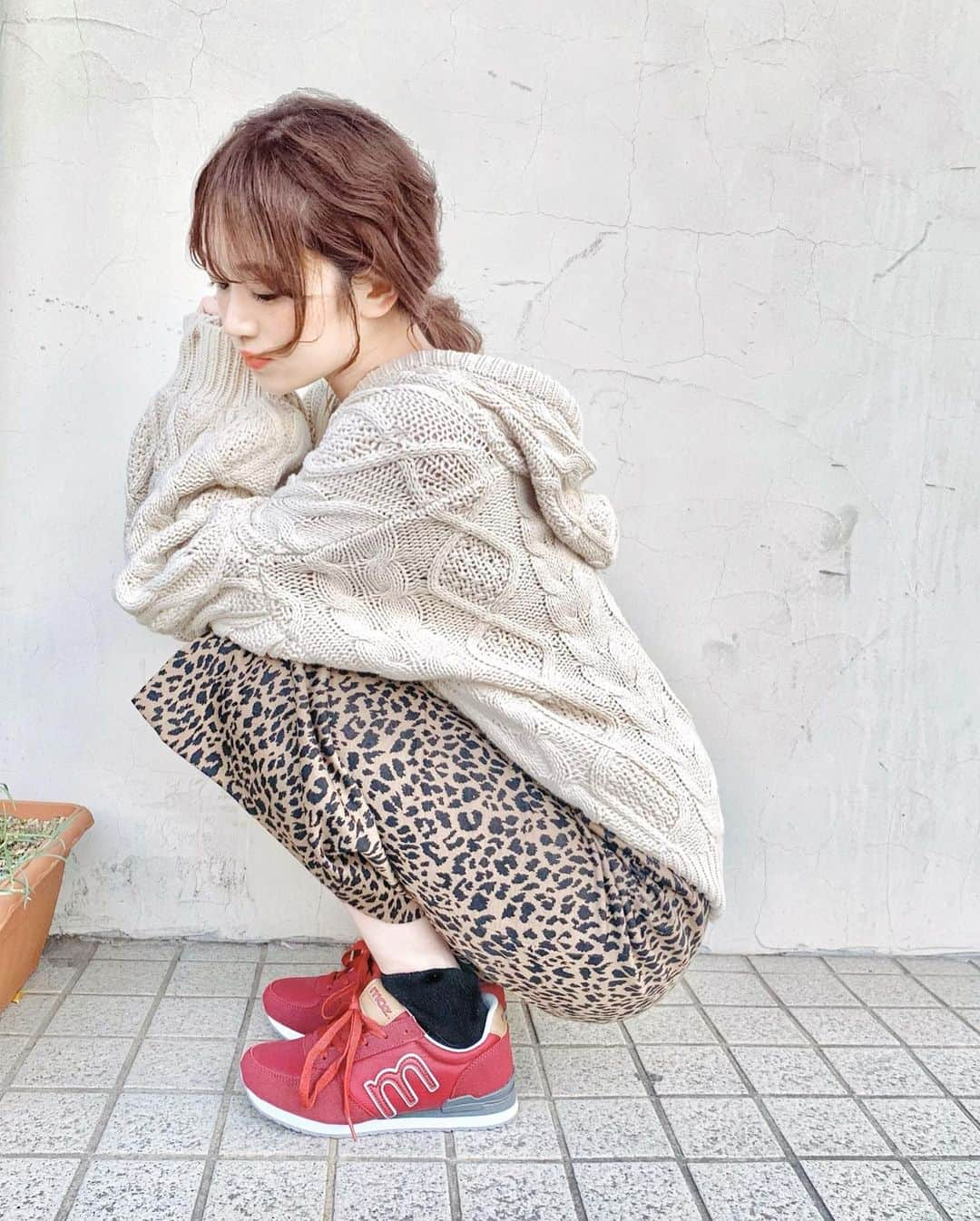 佐藤瀬奈さんのインスタグラム写真 - (佐藤瀬奈Instagram)「@_marina.shoes_ でゲットしたスニーカーがお気に入りすぎる🥺❤️ こういうボルドーに近い絶妙な赤のスニーカー探してたんだ〜🥰 驚くほど軽くて歩きやすいし、👶とのお散歩にもピッタリ♡⠀ ⠀ 11/13〜11/17まで馬里奈本社で秋冬バーゲンが開催されるみたいなので、気になる方はぜひ行ってみて😍 現地では限定商品が500円OFFになるinstagramフォロワー限定特典もあるみたいだよ😳✨⠀ ⠀ バーゲンではmoz・Balancoire ・PrivateLabel、他にもたくさんのブランドが参加しているからすごく楽しそう♡ ちなみに私が履いているスニーカーはmozのものです👟💕⠀ ⠀ ブーツも欲しいからチェックしなくては🤤❤️⠀ ⠀ ニットパーカー @whoswhochico  スカート @renaikeikaku_official ⠀ ⠀  #コーデ#スニーカーコーデ#馬里奈#馬里奈靴バーゲン#秋冬バーゲン#毎日おしゃれしたい#おしゃれは足元から#pr#chico#whoswhochico#renaikeikaku#ren_style#レンアイケイカク#レオパードスカート#スニーカー」11月13日 19時00分 - senapuu