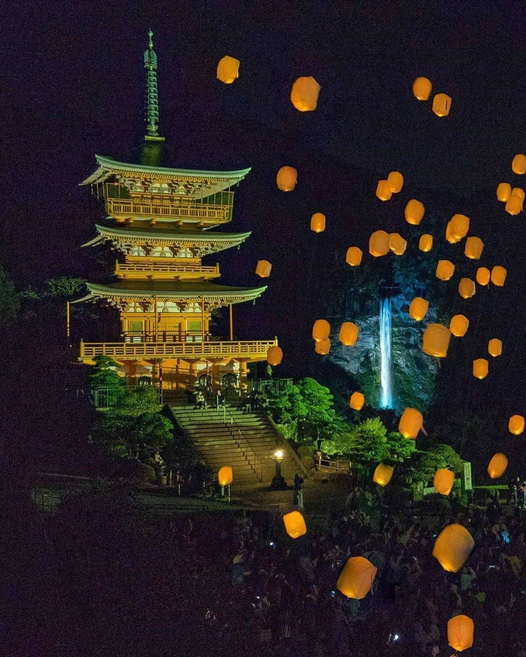 Visit Wakayamaさんのインスタグラム写真 - (Visit WakayamaInstagram)「.⠀ The Kumano Kodo celebrates in style! ⠀ Lanterns were released over the Nachi Falls on November 2nd to celebrate 15 years of UNESCO World Heritage status.⠀ 📸: @shih0107」11月13日 19時00分 - visitwakayama