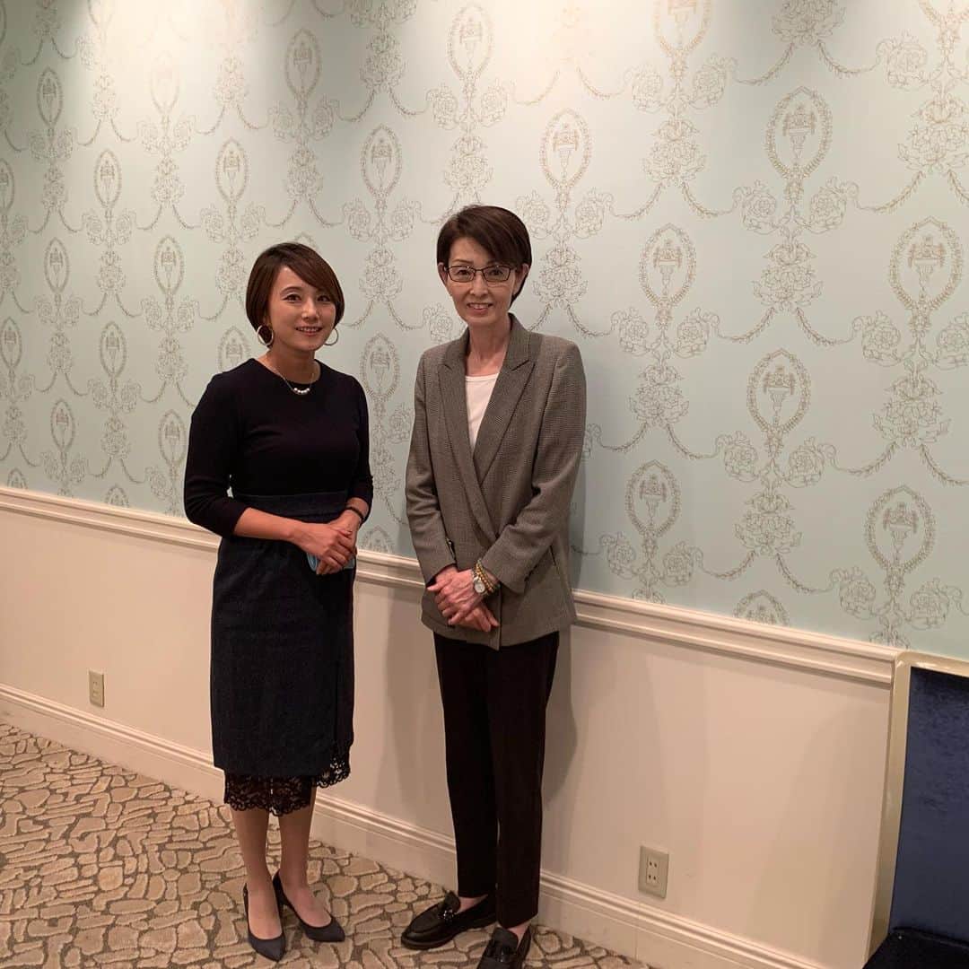 のインスタグラム：「先日#三屋裕子　さんの　#講演会#司会 を務めさせて頂きました。  人生に消しゴムはない。 小さな挫折や、成功体験を積み重ね レジリエンス　折れない心を養い  心動かす感動、 思いやりの心、 感謝の気持ちを大切にするなど  努力、ひたむきさ、前向きさ、自分に負けぬ強さ 様々な要素、観点からお話し頂き  #バスケット　への情熱は勿論 #スポーツへの想い、 #バレーボール　への愛を熱く語って頂き、、、 お会いしたかったからこそ、、、 改めて素敵だ、カッコいい☺️と感動しました！！！ 成長させるために、答えをあたえない。  ゲーテの言葉も織り交ぜながらのご講演。  自分自身へも  #子育て へのアドバイスを頂いた気がしました。  頂いた言葉は、メモ書きし励みにします！！」