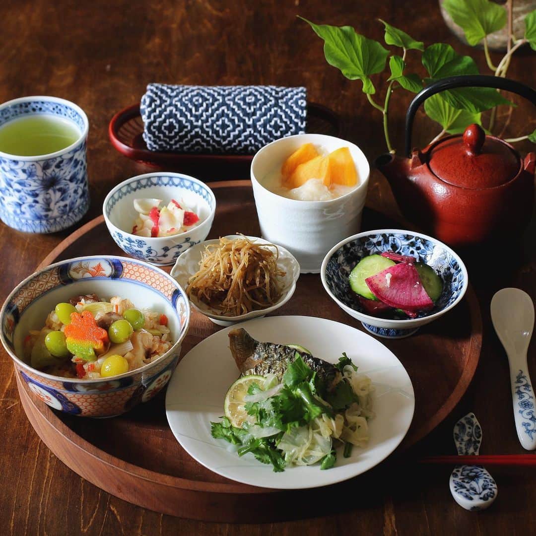 のん ◡̈*さんのインスタグラム写真 - (のん ◡̈*Instagram)「・ ・ #心はぐくむごはん ・ ・ 昨日の晩ごはんで残ったおこわは、 鶏だしをかけて出汁茶漬けの朝ごはんにしました🍁 ・ 今夜の一品に作った 焼き鯖マリネには玉ねぎと茗荷とパクチーを♩ 味見を兼ねてお先にいただきました😋 ・ ゆりねは蒸篭で蒸してナムルを作り ツッキーちゃん　@77_tsukky  からお誕生日にもらった 中里月度務さん @tsutomu_nakazato のうつわに盛り付けました✨ ・ 茶杯？ぐい呑み？ぐらいの大きさだけど 小さなお料理を盛り付けるのに嬉しいサイズ♡ ツッキーちゃんいつも想ってくれてありがとう〜✨ たくさんたくさん使わせてもらうね😚🧡 ・ ・ 京葱と地鶏の吹き寄せおこわ 焼き鯖とパクチーの甘酢すだちマリネ きんぴらごぼう たたき梅とゆりねのナムル 赤大根と胡瓜の塩麹漬け 自家製ヨーグルト甘酒と柿 ・ ・ 先日ヨーグルトを作った時のこと、 出来上がりの時間がきてもシャバシャバ。 ・ んんん？ もしかして加工乳だったのかしら？と 紛らわしいパッケージ？に腹が立ち、 自分のボケっぷりにも腹が立ちました😂 ・ それなのに数日後にまた同じ失敗を。。。😵 ・ ・ 加工乳と牛乳の見分け方を調べてみると、 牛乳パックの上部開口部の反対側には 目の不自由な人が他の飲み物と区別できるよう、 1カ所扇状のくぼみがつけられているとのことでした。 ・ これからはもう間違いません🥺✨ ・ くぼみを確認してから購入します🤣 ・ ・ ・ ・ #のんうつわごはん #食育 #丁寧な暮らし #発酵食 #和食 #おうちごはんlover #発酵パワーでのりきる霜月  #フーディーテーブル #delimia #豊かな食卓 #朝ごはん #おうち和ごはん #一汁三菜  #和ンプレート #ワンプレート #おこわ #甘酒 #和食器 #うつわ #器 #うつわ好き #古伊万里 #心和庵 #中里月度務 #堀宏治 #百田暁生 #igersjp #onthetable #Instagramjapan」11月13日 18時57分 - non_la_non