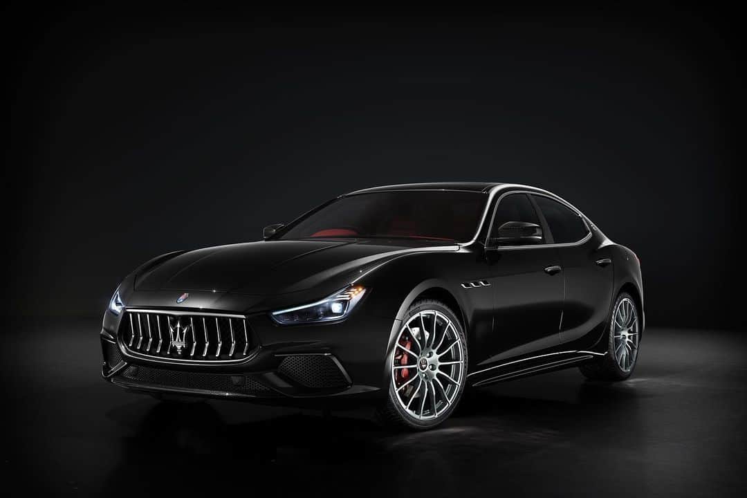 Maserati Japan | マセラティ ジャパンのインスタグラム：「マセラティ ジャパン株式会社は2019年11月12日、日本国内30台限定のGHIBLI Ribelle(ギブリ リベッレ)を発売いたしました。  外装の仕上げにちなんで名付けられた「リベッレ」は、イタリア語で「反逆者」を意味します。ギブリの妥協なきパーソナリティを強調しながら、このエディションならではのスポーティな要素が満ち溢れています。  エクステリアには、カーボン製センターホイールキャップとシルバー仕上げのエクストラシリーズGTS20インチホイールなどフルカーボンキット、インテリアにはステアリングホイールとパドルスイッチを含むインテリアカーボンキットを装備し、スポーティさを際立たせています。  インテリアでは、マセラティのラインアップに初めて導入されるパンチングレザー(本革)による赤と黒のツートンインテリアが、ギブリ リベッレの類いまれなる個性を際立てます。  さらに、コンソールの中央にあしらわれた"Ribelle"の特性プレートが、30台限定のこのリミテッドシリーズの独自性や希少性をアピールします。  ギブリ リベッレは最もパワフルなグレード、ギブリSをベースとしており、430psの圧倒的なパワーを発揮。0-100km/h加速をわずか4.9秒で実現します。  #Maserati #マセラティ #MaseratiJapan #マセラティジャパン #Ghibli #ギブリ #GhibliRibelle #ギブリ リベッレ」