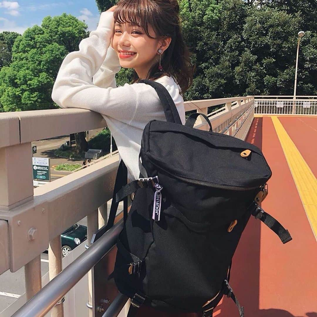 Coleman Japanさんのインスタグラム写真 - (Coleman JapanInstagram)「＼🎒ナチュラルな素材感が◎／ COTNAポリエステルを使用し、ナチュラルな風合いを持ちながらコットンよりも軽量で、濡れても乾きやすいバックパック「JOURNEY（ジャーニー）」。 ・ 通勤・通学にも使いやすいサイズ感やデザイン、機能性にもこだわったバッグで出かけよう😉 ・ ・ 🎒#私のコールマン 大募集🎒 コールマンのバッグを取り入れた、あなたのスタイルをぜひ教えてください🤗 #私のコールマン を付けて投稿して頂いた中から素敵なお写真は、コールマン公式SNSでご紹介させて頂きます♪ ・ ・ ・ @mer0217 @nanami_110v017 #灯そうColeman #灯そうコールマン #灯そう #Coleman #コールマン #Backpack #バックパック #Rucksack #リュックサック #リュック #Daypack #デイパック #リュック女子 #JOURNEYシリーズ #JOURNEY #ジャーニー #コールマンリュック #黒リュック #merweb #mer」11月13日 19時04分 - coleman_japan