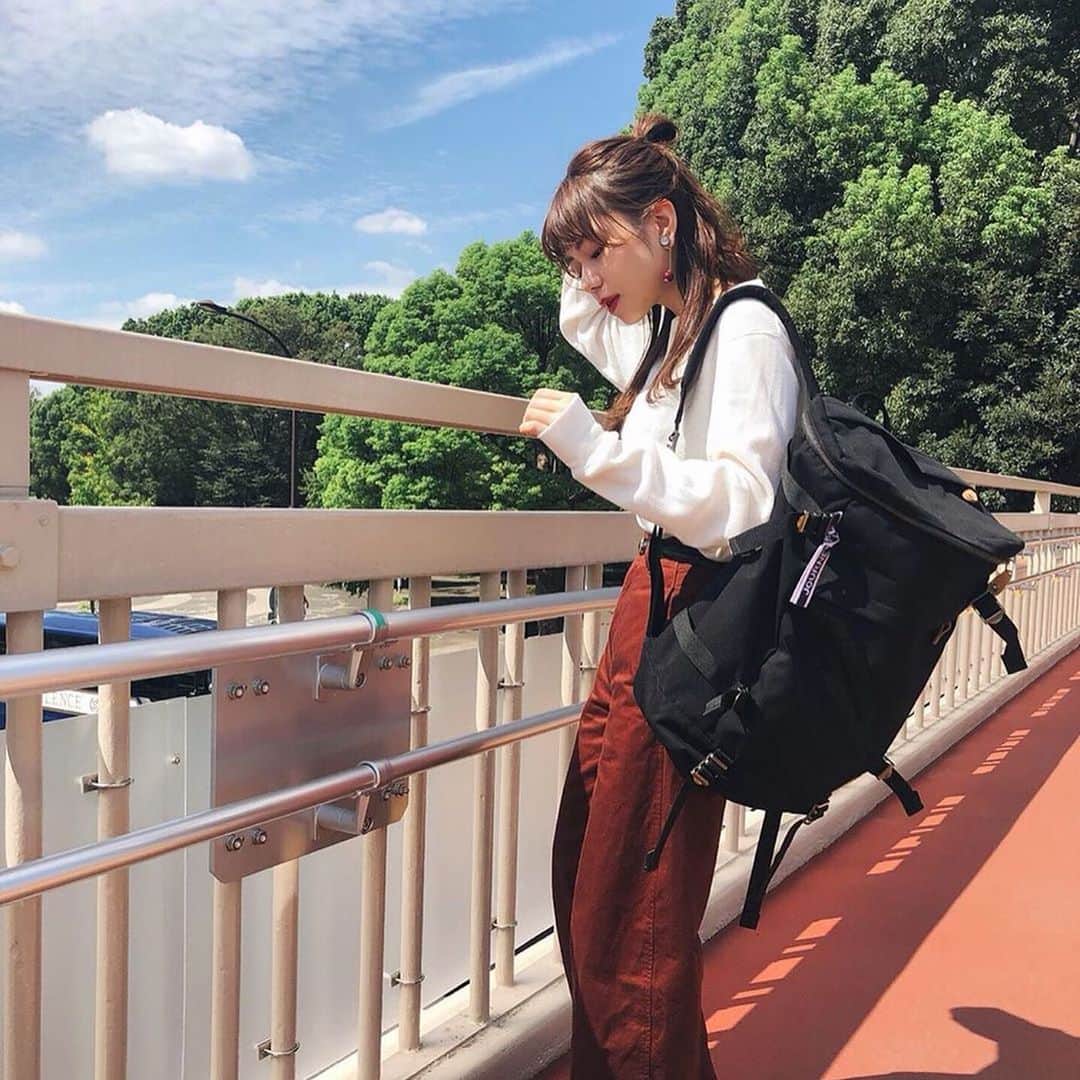 Coleman Japanのインスタグラム：「＼🎒ナチュラルな素材感が◎／ COTNAポリエステルを使用し、ナチュラルな風合いを持ちながらコットンよりも軽量で、濡れても乾きやすいバックパック「JOURNEY（ジャーニー）」。 ・ 通勤・通学にも使いやすいサイズ感やデザイン、機能性にもこだわったバッグで出かけよう😉 ・ ・ 🎒#私のコールマン 大募集🎒 コールマンのバッグを取り入れた、あなたのスタイルをぜひ教えてください🤗 #私のコールマン を付けて投稿して頂いた中から素敵なお写真は、コールマン公式SNSでご紹介させて頂きます♪ ・ ・ ・ @mer0217 @nanami_110v017 #灯そうColeman #灯そうコールマン #灯そう #Coleman #コールマン #Backpack #バックパック #Rucksack #リュックサック #リュック #Daypack #デイパック #リュック女子 #JOURNEYシリーズ #JOURNEY #ジャーニー #コールマンリュック #黒リュック #merweb #mer」