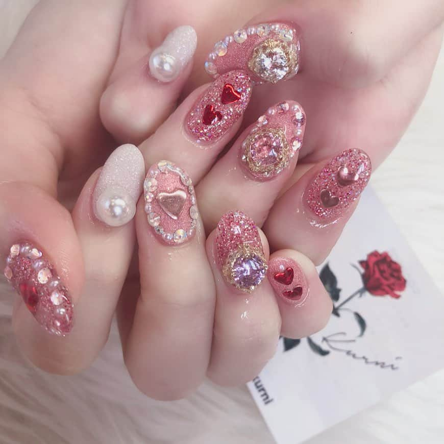 さぁやさんのインスタグラム写真 - (さぁやInstagram)「NEWNAIL💅🏻﻿ キラキラピンク💕﻿ ﻿ 色々ラメミックスしてもらって﻿ 超可愛いの作ってもらった😍❤️﻿ ﻿ 新色のユニコーンピンクも﻿ めっちゃかわいいの！！ メタリックのハートも 新作のパーツなんだよーー！！﻿ 左右1本ずつシュガーネイル🍬﻿ ﻿ 久々にピンクピンクな感じで﻿ テンション上がるネイルになった！﻿ ﻿ ネイルサロン情報🌹﻿ nail salon kurni﻿ @nailsalon.kurni.ebisu﻿ ﻿ 担当はゆうみさんです！﻿ @nailsalon.kurni_yuumi ﻿ いつもありがとうございます✨﻿ ﻿ ﻿ #さぁやネイル﻿ #ピンクネイル」11月13日 19時08分 - saaya831