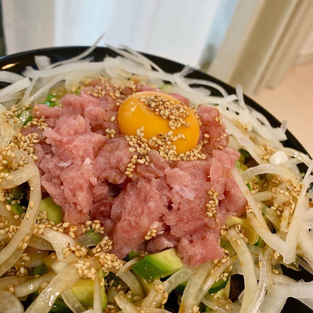 大友花恋さんのインスタグラム写真 - (大友花恋Instagram)「新米姉妹の撮影中に作った、あやり修行のご飯を。 とにかく玉ねぎを切りたくて。 ネギトロも食べたくて。 ほい、どどーんっ！ #今夜はくらかれ」11月13日 19時18分 - karen_otomo