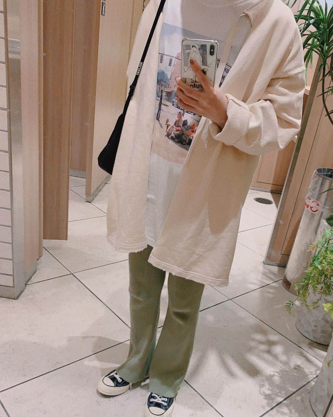 のインスタグラム：「﻿ ﻿ BABA-VOVOオリジナルロンT﻿ XLサイズgetした🙉﻿ ﻿ かわいい〜🥺💕﻿ ﻿ ﻿ #ファッション#コーデ#コーディネート#fashion #coordinate #code #オシャレ #ootd #outfit #wear」