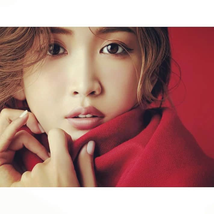 紗栄子さんのインスタグラム写真 - (紗栄子Instagram)「先日のD-UPのアイライナーの撮影🌹  撮影現場でもよくメイクさんが使っていたり、ドラックストアでも見かけることが多い @dupbeauty のアイライナーですが、最近発売された新色のピーチブラウンは赤みが少し足されて、ナチュラルに印象的な目元を作れます💞 描きやすさや発色、落ちにくさに定評があるだけあって優れものです👍✨ このビジュアルのポップもドラッグストアなどで展開され出しているみたいなのでみつけた際には是非描き心地を試してみてくださいね😉🌹 #DUP#ディーアップ #PR#黒モノコスメ#ディーアップアイライナー#スーパーフィットジェルライナー」11月13日 19時16分 - saekoofficial