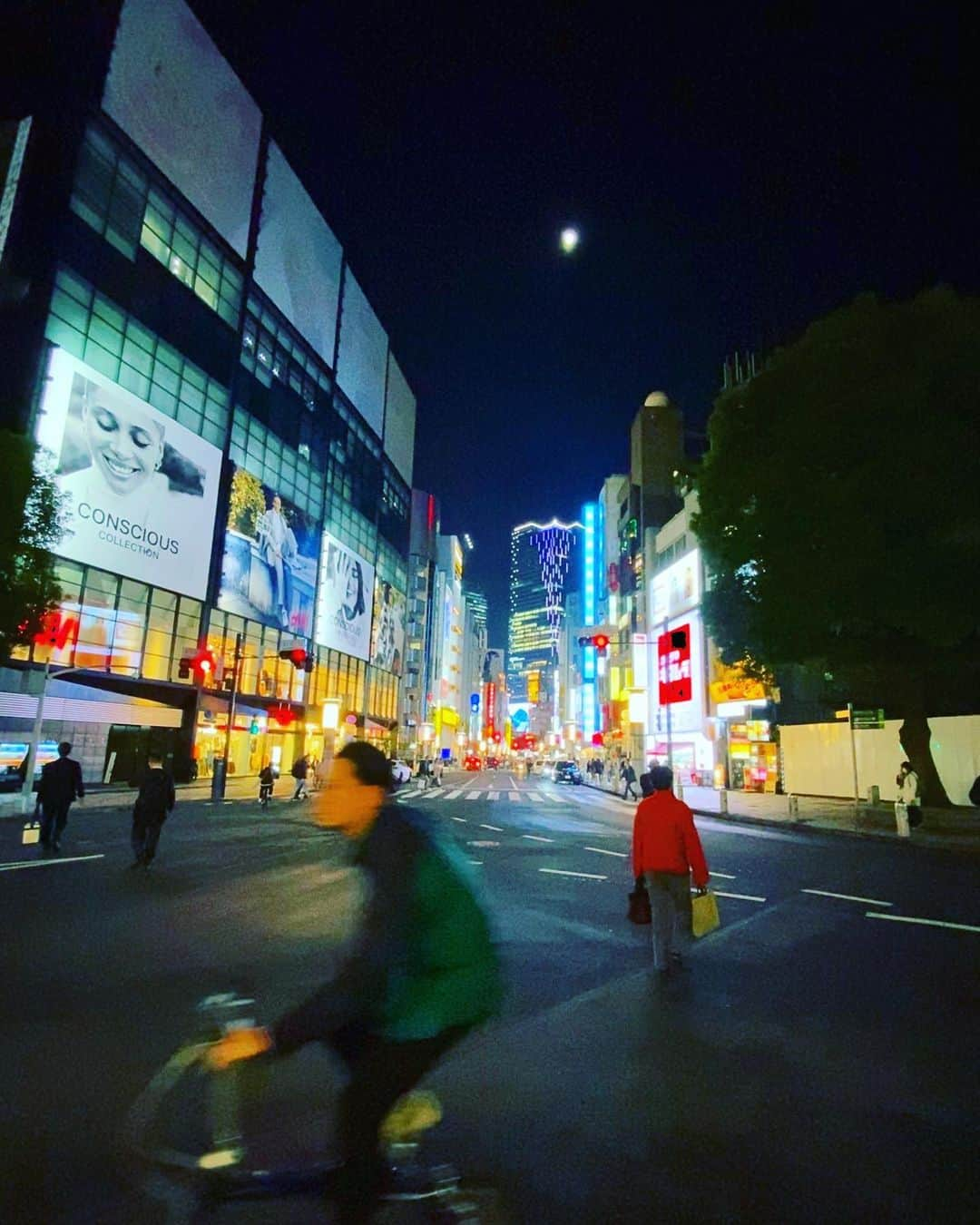 谷川じゅんじさんのインスタグラム写真 - (谷川じゅんじInstagram)「Moon light Shibuya.  ぐっと冷え込む渋谷の宵。#goodvibesonly #goodneighbors #shibuyastyle #tokyolife #thisitokyo #thisisjapan」11月13日 19時20分 - junjitanigawa