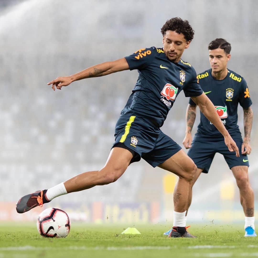 マルコス・アオアス・コレアのインスタグラム：「Training. 💥⚽️ #SeleçãoBrasileira 🇧🇷」