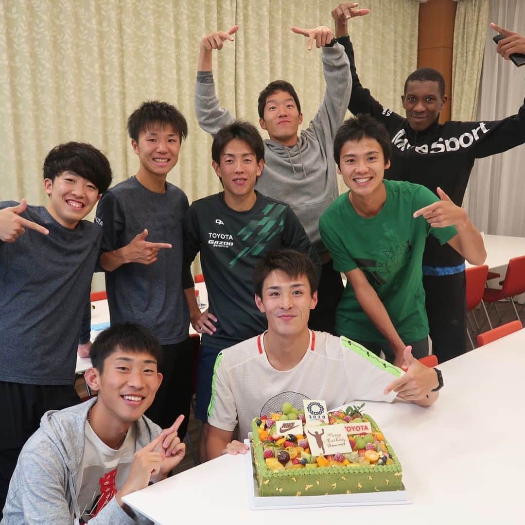のインスタグラム：「26歳になりました！ たくさんのメッセージをありがとうございます🙏  オリンピックに向けて良い1年にします🏃‍♂️ これからも応援よろしくお願いします📣  #誕生日#ケーキ#トヨタ#nike#抹茶ケーキ#アソシア豊橋#26歳#ありがとうございます」