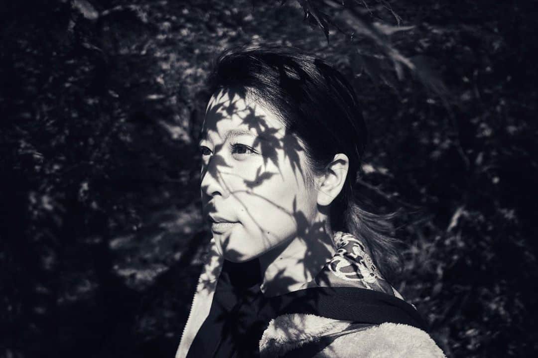 村元哉中のインスタグラム：「🍁🖤 ⠀  #モノクロ写真 パート2 #紅葉」