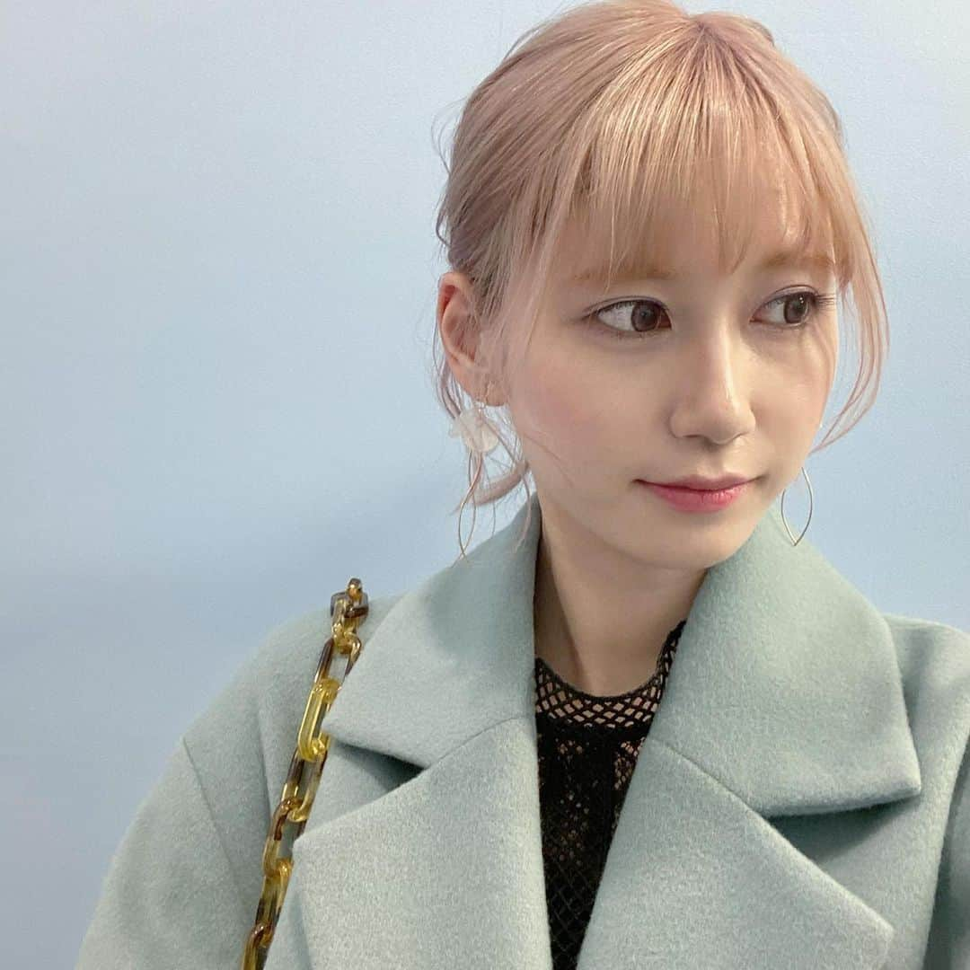 ゆきりぬさんのインスタグラム写真 - (ゆきりぬInstagram)「to/oneの発表会に行ってきました！ . . 今回のリキッドアイシャドウとマスカラがめちゃくちゃ可愛くてタッチアップしてもらったよ！ 髪の毛に合わせて紫をどっちもお願いしたんだけどすごく可愛かった……。 伏し目の写真を見てもらえたらいいかなと思うんだけど、今回はちょっとはっきり目に乗せてもらったよ！伸ばすともっとナチュラルな発色になって使いやすい！ . . そしてマスカラは、横向いてる方を見てもらったら分かる通りしっかりカールキープしてくれてる🥺👏 最初紫のマスカラって聞いてどんな感じなのかなーって思ってたけど、透け感が出て透明感マシマシになります！！！ 光が当たると本当にいい感じになって目元が強くならないからすごく気に入っちゃった☺️ . . それから3枚目の写真にあるフェイストリートメントスティックが本当に良かった！！！！ ビタミンC誘導体が入ってて色素沈着などの対策ができるんだけど、オーガニックだから瞼や唇どこにでも使えて保湿成分にオイルも入ってるらしい。 これから乾燥するから絶対使うんだけどすぐなくなりそう😂 とりあえず全てお待ち帰りしたので使うのが楽しみ。 伊月さんいつもありがとうございます！ . . ちなみに今日のお洋服は AndCoutureのコートでした。 なかなか無い色で可愛いって一目惚れして購入を決めたよ笑 形もゆったり着れるのにスリムで着やすかった！ 冬場は気づいたら暗めの色を着がちだから意識して明るい色を取り入れていけたらいいよね。 中に着てるレースはかこちんと動画の企画で御殿場のアウトレットにて購入したセシルマクビーだよ〜。 カバンは @1116_for ちゃんにお誕生日でもらったやつ！ . . #andcouture #toone #cecilmcbee #コスメ #新作コスメ #トーン #トーン新作 #コートコーデ」11月13日 19時45分 - yukirin_u