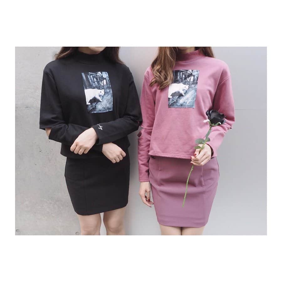 EATMEさんのインスタグラム写真 - (EATMEInstagram)「11.13 update... #EATME #NOVEMBER #NEW #ITEM #🌹 パンプス➡︎発売中 トップス、スカート➡︎11.15発売予定 ソックス➡︎参考商品 . TOP画面のURLからEATME WEB  STOREをCHECK💁🏻‍♀️ @eatme_japan . スラッシュスリーブグラフィックトップ（ #TOP ） ¥8,000（＋tax） COLOR🎨:PPL.BLK.BLU SIZE📐:FREE . エンブロイダリータイトスカート（ #SKIRT ） ¥9,000（＋tax） COLOR🎨:PPL.BLK.BLU SIZE📐:S.M . クロスストラップパンプス（ #PUMPS ） ¥13,000（+tax） COLOR🎨:BLK.PPL.BLU SIZE📐:S（22.5cm) M（23.5cm）、L（24.5cm） . #EATME_LINKCODE #eatmejapan #イートミー #fetishmode #2019aweatme #VINTAGEAFTERNOONTEA #益若つばさ #tsubasamasuwaka #fashion #japan #tokyo #harajuku #osaka #umeda #原宿 #大阪 #梅田エスト #instagood #like4like」11月13日 19時43分 - eatme_japan