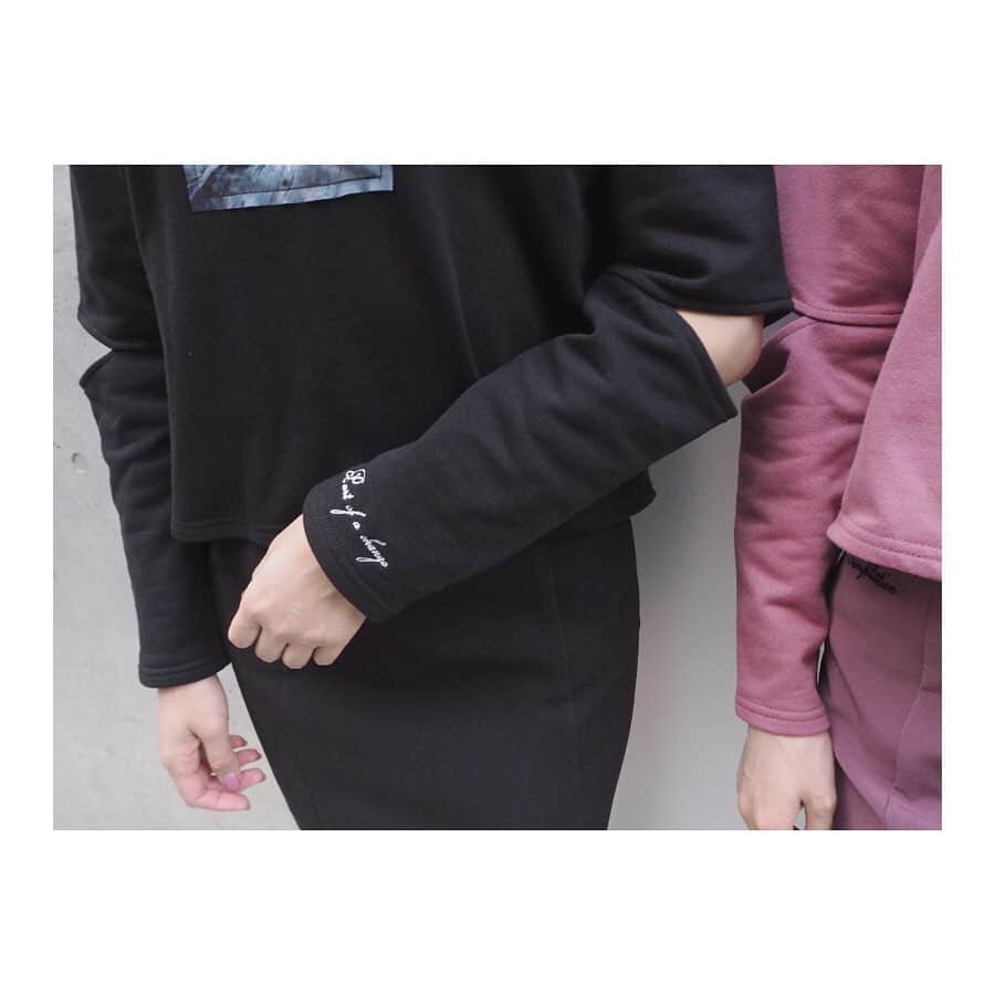 EATMEさんのインスタグラム写真 - (EATMEInstagram)「11.13 update... #EATME #NOVEMBER #NEW #ITEM #🌹 パンプス➡︎発売中 トップス、スカート➡︎11.15発売予定 ソックス➡︎参考商品 . TOP画面のURLからEATME WEB  STOREをCHECK💁🏻‍♀️ @eatme_japan . スラッシュスリーブグラフィックトップ（ #TOP ） ¥8,000（＋tax） COLOR🎨:PPL.BLK.BLU SIZE📐:FREE . エンブロイダリータイトスカート（ #SKIRT ） ¥9,000（＋tax） COLOR🎨:PPL.BLK.BLU SIZE📐:S.M . クロスストラップパンプス（ #PUMPS ） ¥13,000（+tax） COLOR🎨:BLK.PPL.BLU SIZE📐:S（22.5cm) M（23.5cm）、L（24.5cm） . #EATME_LINKCODE #eatmejapan #イートミー #fetishmode #2019aweatme #VINTAGEAFTERNOONTEA #益若つばさ #tsubasamasuwaka #fashion #japan #tokyo #harajuku #osaka #umeda #原宿 #大阪 #梅田エスト #instagood #like4like」11月13日 19時43分 - eatme_japan