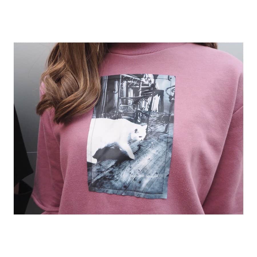 EATMEさんのインスタグラム写真 - (EATMEInstagram)「11.13 update... #EATME #NOVEMBER #NEW #ITEM #🌹 パンプス➡︎発売中 トップス、スカート➡︎11.15発売予定 ソックス➡︎参考商品 . TOP画面のURLからEATME WEB  STOREをCHECK💁🏻‍♀️ @eatme_japan . スラッシュスリーブグラフィックトップ（ #TOP ） ¥8,000（＋tax） COLOR🎨:PPL.BLK.BLU SIZE📐:FREE . エンブロイダリータイトスカート（ #SKIRT ） ¥9,000（＋tax） COLOR🎨:PPL.BLK.BLU SIZE📐:S.M . クロスストラップパンプス（ #PUMPS ） ¥13,000（+tax） COLOR🎨:BLK.PPL.BLU SIZE📐:S（22.5cm) M（23.5cm）、L（24.5cm） . #EATME_LINKCODE #eatmejapan #イートミー #fetishmode #2019aweatme #VINTAGEAFTERNOONTEA #益若つばさ #tsubasamasuwaka #fashion #japan #tokyo #harajuku #osaka #umeda #原宿 #大阪 #梅田エスト #instagood #like4like」11月13日 19時43分 - eatme_japan