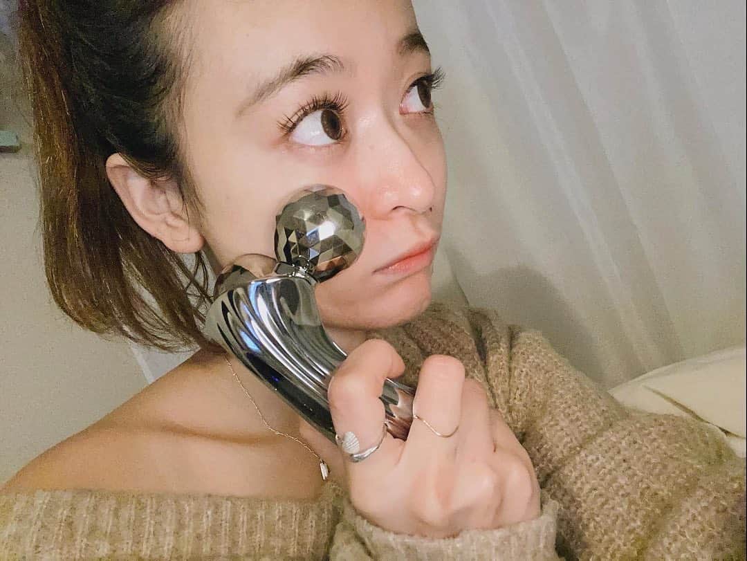 難波礼華のインスタグラム：「新しくなったReFa使い始めたよ💕  前よりももっと吸着力が強くなったからフェイスラインの肌が引き締まって気持ちいい🥺メイク前の下準備にも使えるし、お顔だけじゃなくて全身ケアも簡単に出来ちゃうから、とっても助かります🥺💕 @refa_campaign  近くのReFaの店舗かイベントで体験してインスタにupすると抽選で10名様にプレゼントされるみたいなのでぜひ💕 #PR#史上最強の吸いつき#refa#motion」