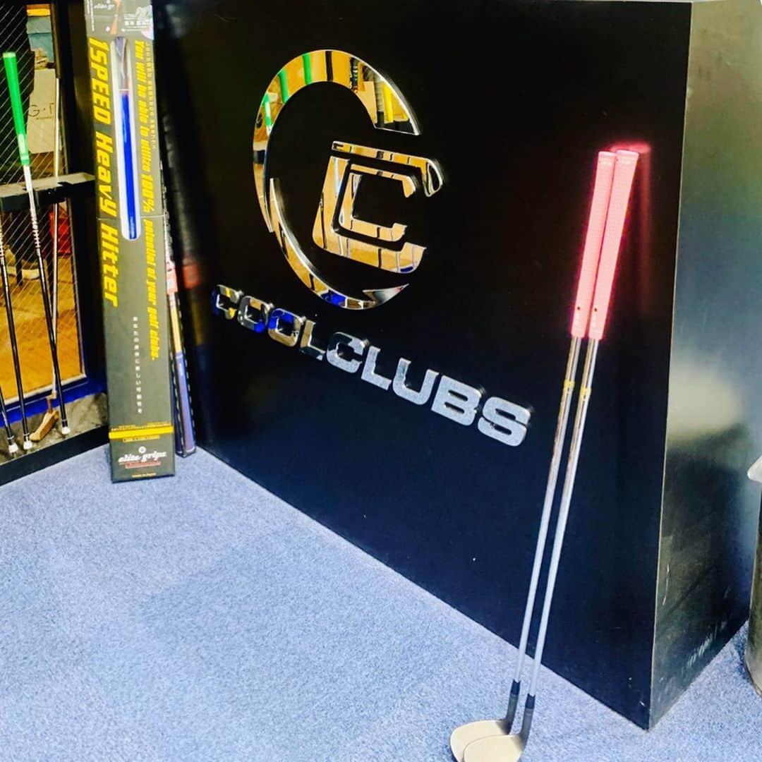 吉田玲奈さんのインスタグラム写真 - (吉田玲奈Instagram)「今日は仕事終わりにスイング碑文谷にあるクールクラブスへ✨ウエッジのシャフト交換とグリップ交換して頂きピックアップへ💕軽かったので少し重くしてもらい、グリップで可愛く変身🌸 平野さん❥榎本さん❥いつもありがとうございます✨😋そして可愛いゴルフ美女と初めましてでゴルフ友達に⛳️ご一緒するの楽しみにしてま〜す♫ #ごるふ女子 #ゴルフ女子　#ゴルフ友達増えて嬉しい #中西希アナウンサー #ゴルフ大好き　#ゴルフクラブ　#ゴルフクラブフィッティング　#クールクラブス　#シャフト交換　#グリップ交換　#TOURG #ピンクリボン　#🎀　#アプローチが好き　#golfer #golfstagram #callawaygolf #reinagolf」11月13日 19時40分 - reina.yoshida.ciel.1218