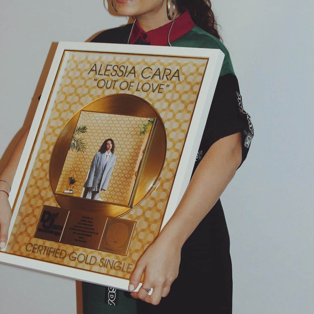 アレッシア･カーラさんのインスタグラム写真 - (アレッシア･カーラInstagram)「I PENNED A GOLD (& PLATINUM IN CANADA) RECORD BY MYSELF BABY!!!!! thank you to music wizard Rick Nowels, my incredible team, and you guys for listening to it this many times. woah??¿ I love you 🖤🖤 #outoflove」11月13日 19時41分 - alessiasmusic