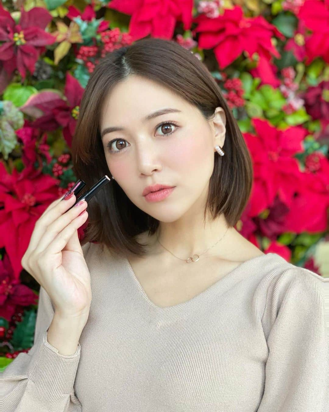 石井里奈さんのインスタグラム写真 - (石井里奈Instagram)「こんばんは☺️✨ . 今夜はメイク投稿💄💕 . 最近ファンデはナチュラル思考✨ . その分気になるところだけコンシーラーでカバー！！ということで、湘南美容のコンシーラーでカバーしてみました✌️💕 . 伸びがよくて厚塗り感なく隠してくれるのでとってもおすすめ❤️ . 私は指でとってトントンとのせて使ってます✌️ . しかも今なら、パッケージについているQRコードを読み取るとあの人気商品があたるキャンペーンに参加できちゃうみたい🧸❣️ . 是非チェックしてみてくださいね🎀 . 今週も残り半分😆今日もお疲れ様でした✨ . @co_medical #湘南美容コンシーラー #コンシーラー #美容液コンシーラー #コスメ #プチプラコスメ #ベースメイク #コスメオタク #コスメマニア #クマ隠し #毛穴隠し #美肌 #化粧直し #おすすめコスメ #cosmetics #メイク #ナチュラルメイク #プチプラコスメ #クリスマス #赤 #xmas #christmas #ニット #ニットコーデ #ナチュラル #pr #そばかす #シミ #クリスマス #ポインセチア #flowers #makeup #りなまるメイク」11月13日 19時43分 - ri7tin1025