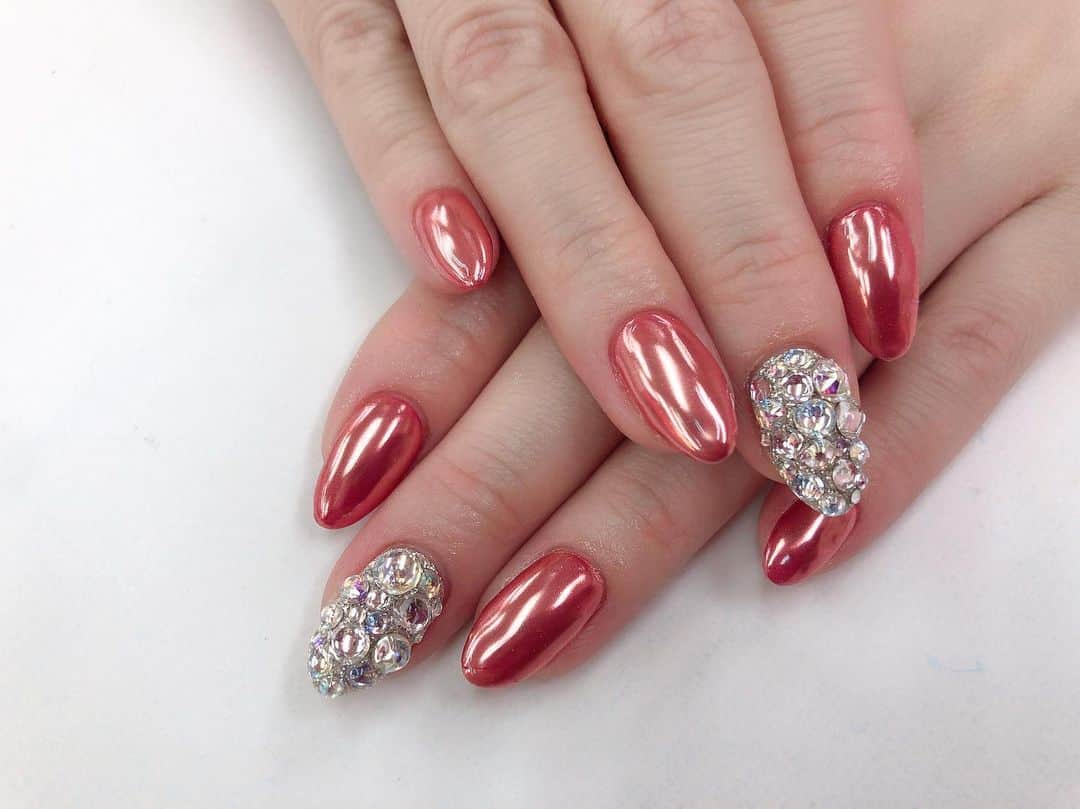 高橋沙弥華のインスタグラム：「可愛いドツボな色💓  カッパーピンクのミラーネイル💅❤ ピンク二種類迷って私の好きそうな方でお任せでって担当さんに任せた🥺❣️ 大人可愛い😍😍😍😍 #ネイル #newねいる💅💖 #ミラーネイル #ミラーパウダー #カッパーピンク #カッパーピンクネイル #ストーン埋め尽くし #秋ネイル #秋ネイルデザイン #シンプルネイル #ネイル💅 #るんるん #お気に入り #ジェルネイル #自爪」