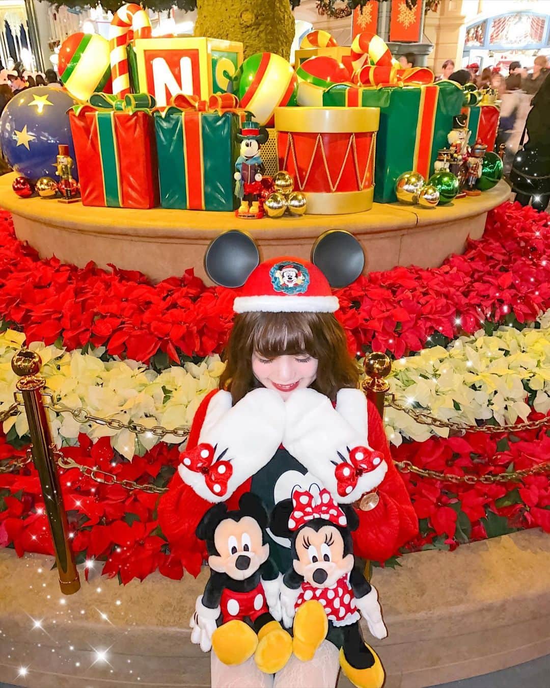 Kanaさんのインスタグラム写真 - (KanaInstagram)「ㅤ ㅤ ツリーのふもとには プレゼントがたくさん🎅🏻🎄🎁❤️💫 ㅤ ㅤㅤ  ㅤ お膝に乗せてるミキミニは あやかが持ってきてくれた子たち🐭❤️ ㅤ ㅤ ㅤ ㅤ ㅤ ㅤ #kana_disney #kana_disneybound ㅤ ㅤ #東京ディズニーランド #ディズニーランド #東京ディズニーリゾート #ワールドバザール #ディズニークリスマス #クリスマスツリー #イヤーハット #イヤハ #サンタイヤハ #ミッキー #ミッキーイヤハ #ミニー #ディズニーコーデ #tokyodisneyland #tdl #tokyodisneyresort #tdr #disneychristmas #disneychristmas2019 #christmastree #mickey mouse #minniemouse #worldbazar #earhat」11月13日 19時50分 - kalnnas2