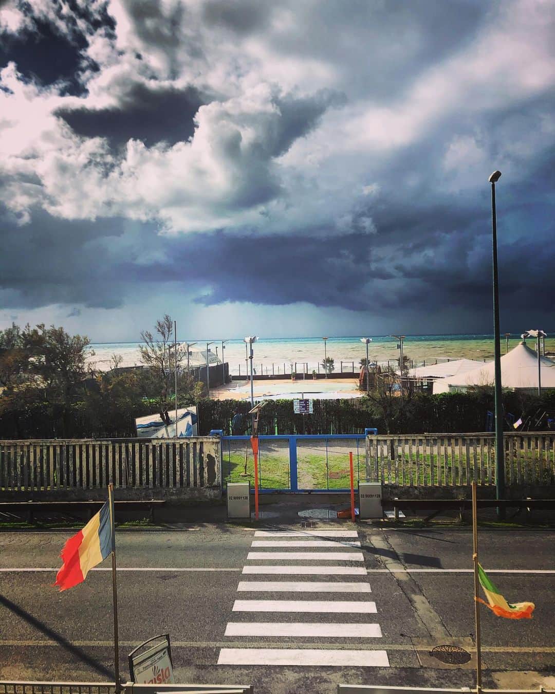 アンドレア・オズヴァルトさんのインスタグラム写真 - (アンドレア・オズヴァルトInstagram)「#beach #threatening #italy #italia #view #roomwithaview #clouds #nuvole」11月13日 19時57分 - andreaosvart