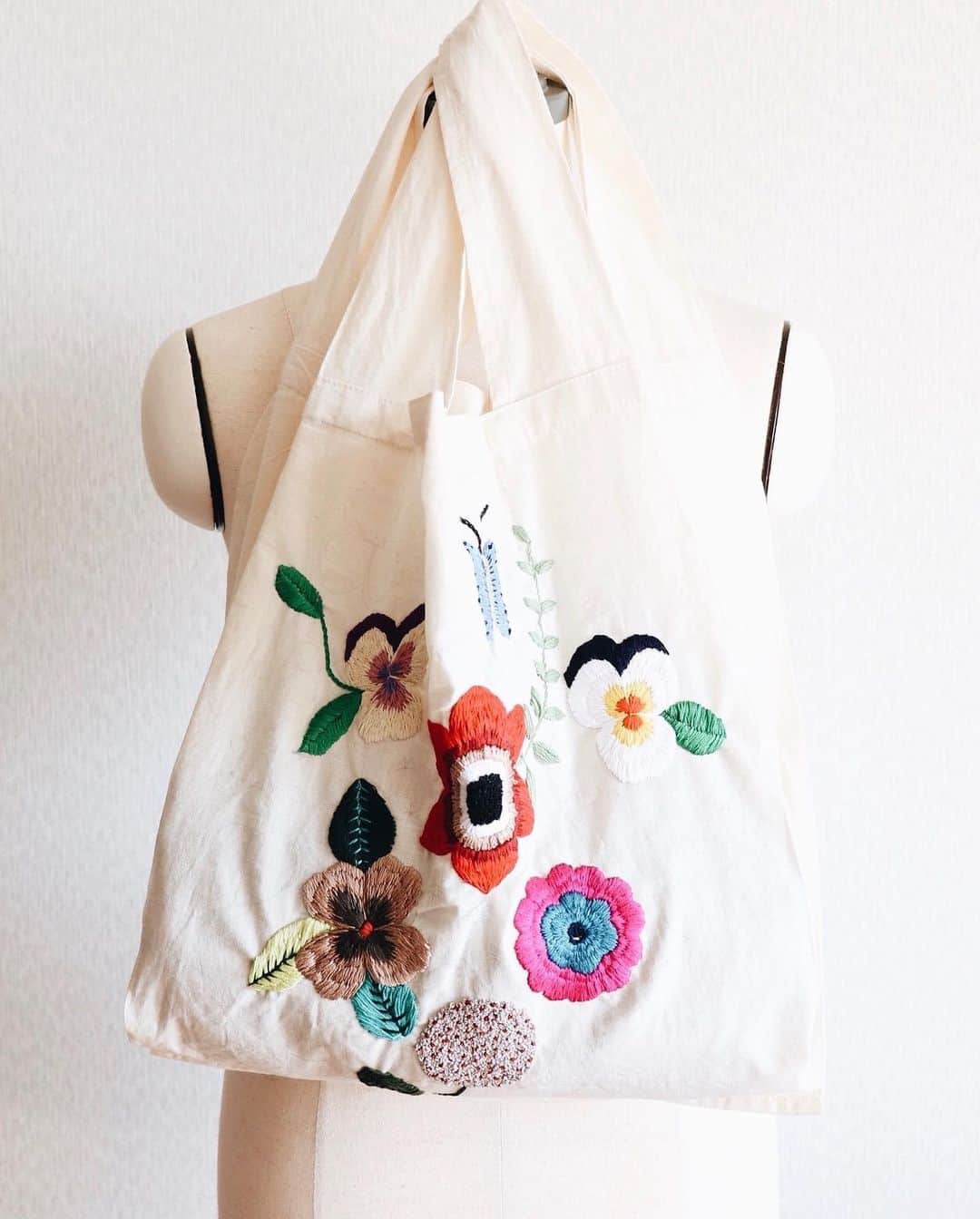 handmade shopのインスタグラム：「YouTubeに動画をアップしました ﻿ エコバッグをお花の刺繍で﻿ いっぱいにしてみました🌷﻿ アート作品です ﻿ 🔎eri yamazatoで検索してみてください👏﻿ ﻿ ﻿ ただ今 @petterrosso_atelier さんにて﻿ 名古屋popup開催中です﻿😊 ﻿ 17日まで延長になりましたのでぜひ﻿ この機会にお手にとってご覧ください🌟﻿ ﻿ ﻿ ﻿ ﻿ ﻿」