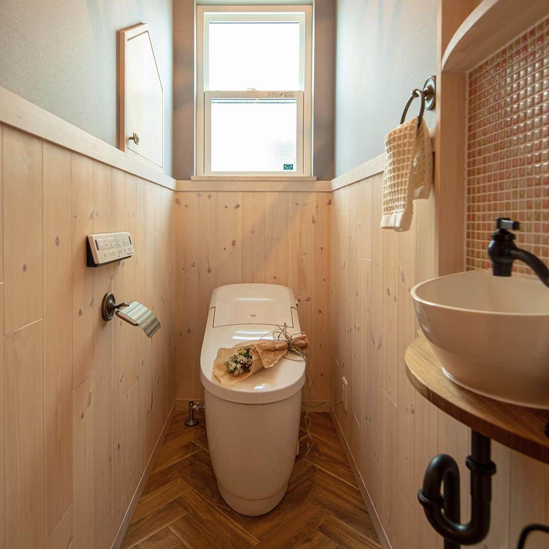 kouketu_homesさんのインスタグラム写真 - (kouketu_homesInstagram)「. #トイレ 腰板張りや手洗いのタイル 収納の家型トビラがいいです^_^ . ---------- , 資料請求 家創り相談 資金計画 土地相談 問合せはこちらへ . → @kouketu_homes1912_shiryo . ............ イベント情報申し込み → @kouketu_homes1912_event . ............ もしくは電話フリーダイヤル 0120-033-854 ダイレクトメッセージより お気軽にお問い合わせください。 ,.......... #造作カウンター #アーチ壁#岐阜#フレンチ #岐阜の工務店 #カフェ風インテリア#岐阜ランチ #デザイン住宅 #おしゃれな家 #グリーンのある暮らし #かわいい家 #子育て#育児#シンプルハウス #マイホーム計画#家事動線#新築 #注文住宅 #コーケツホームズ#リフォーム #木の家 #可児 #多治見 #土岐#中津川#恵那 #ナチュラルインテリア#マイホーム#関市」11月14日 1時26分 - kouketu_homes1912