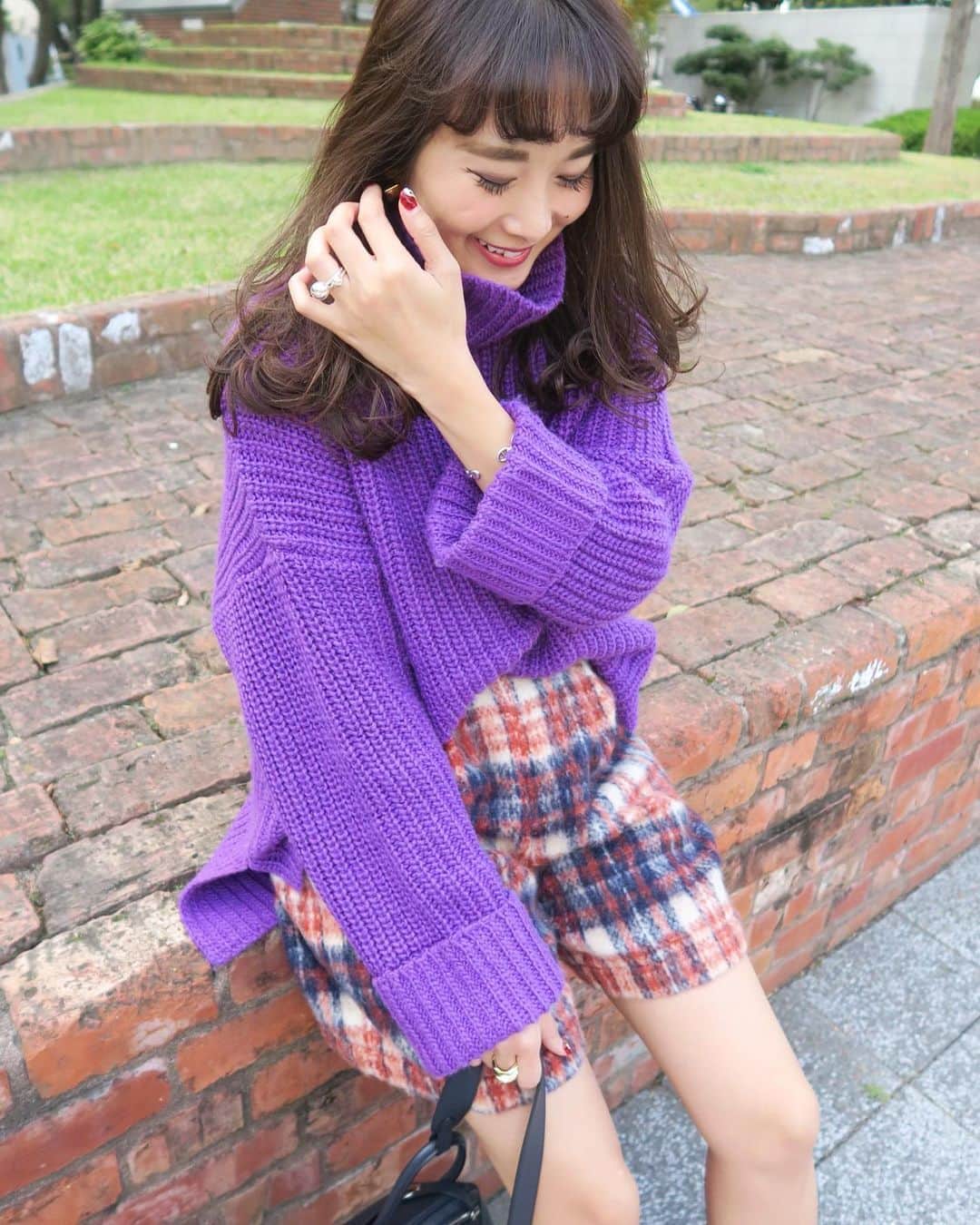 のインスタグラム：「インスタライブでもご紹介した今日のcoordinate♡お昼の貴重な時間にご参加下さった方、有難うございました！24時間保存されているので是非ご覧下さい♡お気に入り過ぎるチェックショートパンツは、オレンジとレッドの2色買い＼(^o^)／明日待望の再入荷です♡ #wakkinstyle#ootd#coordinate knit:#linkable @linkable_official(今月中発売予定) pants:#linkable @linkable_official(明日14日再入荷)」