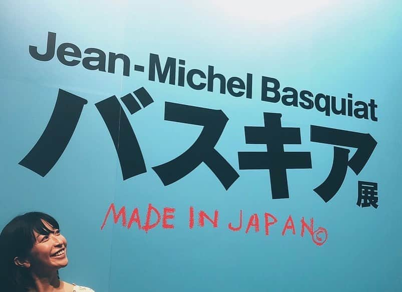 小野真弓さんのインスタグラム写真 - (小野真弓Instagram)「17日までのバスキア展に行ってきました✨間に合って良かった！ #バスキア展#六本木#森美術館#basquiat #museum  1981年生まれの私ですが、生まれた頃の作品がたくさんあり、なんだか一気に親近感。生で見るとど迫力！音声ガイドがとってもわかりやすく、バスキアの思考の紐解きをまた改めてゆっくりとしたくなりました(о´∀`о)作品の数も想像以上にたくさんあり、とっても楽しかったです✨」11月13日 20時02分 - hanaharuaroi