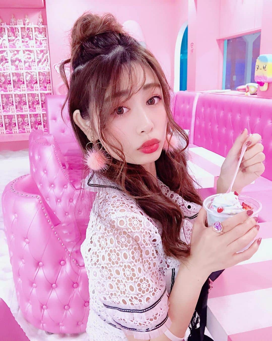 高橋里彩子さんのインスタグラム写真 - (高橋里彩子Instagram)「ﾞ9月オープンﾞしたばかりの﻿ 新インスタ映えスポット🍒🌈﻿ ﻿ ﻿ めちゃくちゃ可愛くない？😭😭😭😭😭😭﻿ ﻿ 超〜！かわいい！﻿ かわいい。かわいい。﻿ ﻿ ﻿ ピンクとターコイズブルーにかこまれてて﻿ 「かわいい×3」フォトスポット🤣💓﻿ ﻿ ﻿ カフェメニューも可愛くて、﻿ ﻿ タピオカ、ソフトクリーム、かき氷、綿菓子とかがあって﻿ ﻿ わたしはお腹いっぱいだったけど﻿ アイスクリームにした🍑💕﻿ ﻿ そのアイスクリームも、ピンクとターコイズブルーで﻿ ピンクはストロベリー、ターコイズブルーは﻿ バニラなの！！﻿ ﻿ ターコイズブルーのバニラってすごくない🍦♥﻿ ﻿ 400円だったよ〜♥﻿ ﻿ ﻿ まだみんなに認知されてないのか、﻿ 人が全然私が行ったときいなかったから﻿ 超穴場スポットだよ〜★﻿ ﻿ 私夕方に行ったんだけど﻿ 日が出てるときに行くとボールプールもあるからおすすめ💗﻿ ﻿ ﻿ 次また行きたいなぁ😭♥️﻿ ﻿ ちょっとライトくらいのと﻿ 周りがピンクすぎて顔までピンクに写真映るかも🙄💦笑﻿ ﻿ ﻿ 自分でライト持っていくのおすすめ😍💘﻿ ﻿ ﻿ ﻿ ﻿ ﻿ ❥場所﻿ ﻿ 沖縄県那覇市松尾2-8-19 ﻿ ドン・キホーテ国際通り店7F 屋上﻿ ﻿ 国際通りにあるあのドンキの7階っ！ ﻿ ﻿ ﻿ ﻿ ﻿ ﻿ ﻿ ﻿ ﻿ #ステムリゾート #stemresort #ピンクカフェ #ピンク加工 #インスタ映え #ファッション #pinkcolor #沖縄旅行 #沖縄カフェ #沖縄グルメ #okinawa #おきなわ #タビジョ #okinawatrip #okinawacafe #okinawajapan #pinklush #ピンクインスタ映え #沖縄フォトスポット #ピンクフォト #可愛いカフェ #インスタ映えカフェ #お洒落カフェ #カフェ巡り #フォトジェニック #ピンクカフェ ﻿ ﻿」11月13日 20時03分 - konkonwanwan