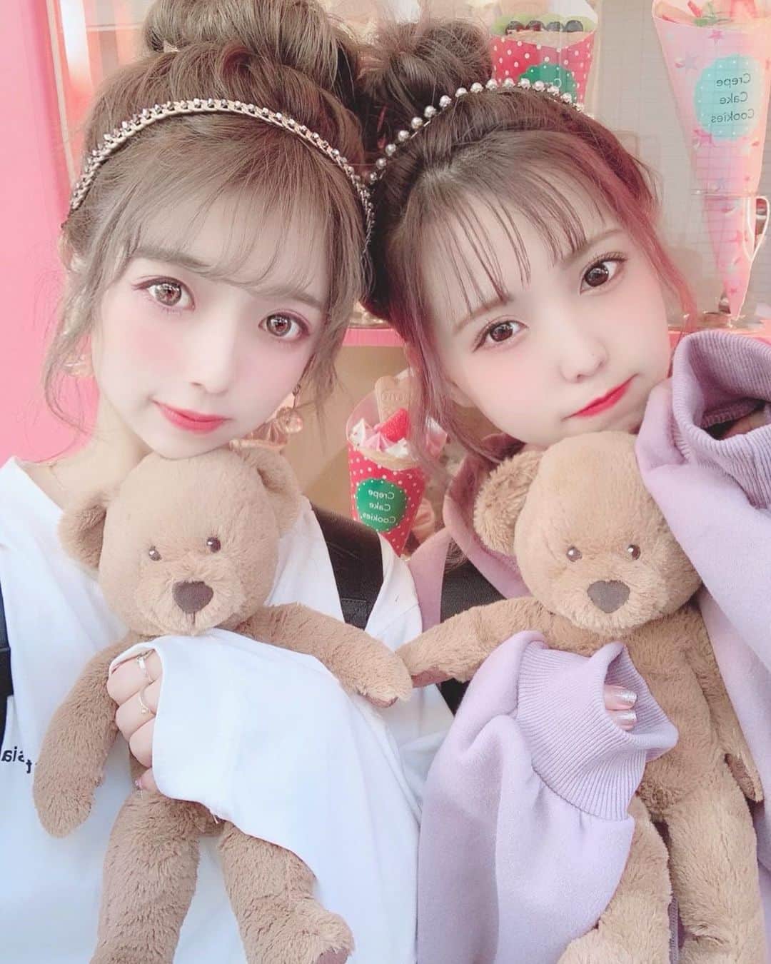 のインスタグラム：「🧸🎀🧸 . ゆりぃちゃんとっっ💓 . さりげなく双子っぽくしたんだけど分かるかな？🙈 . 何回か会ってたけど二人で遊ぶのは初めてで、 せっかくなら双子っぽくしようー❤️ ってことで、わたしがよくやってる お団子ヘアをゆりぃちゃんにさせてもらった😍💕 ボブヘアでもお団子できたーっ🎀 赤ちゃんみたいで可愛い @riri_yurina 👼💘 . 楽しすぎてあっという間に時間過ぎた🤣💓 益々好きになった🥺🔥💞 ありがとうーっっ🍒💖 . #twins #双子コーデ #お団子ヘア #ヘアアレンジ #カチューシャ #teddy #くまちゃん #ぬいぐるみ #カフェ巡り #えりんコーデ #えりんこヘアアレンジ」