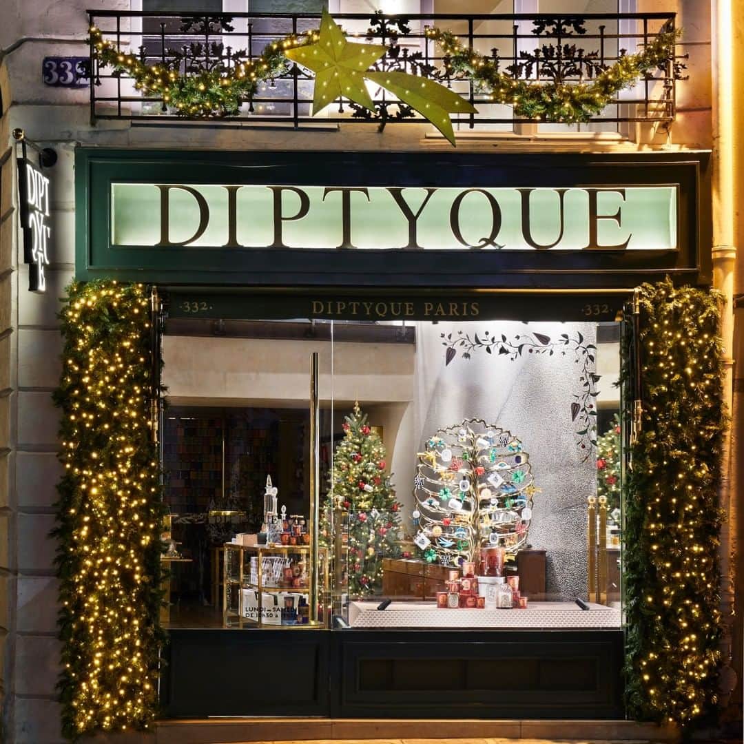 ディプティックさんのインスタグラム写真 - (ディプティックInstagram)「A shiny gilded tree welcomes you into Saint-Honoré boutique, celebrating the arrival of the holiday season. #diptyque #windows #luckycharms #paris」11月13日 20時08分 - diptyque