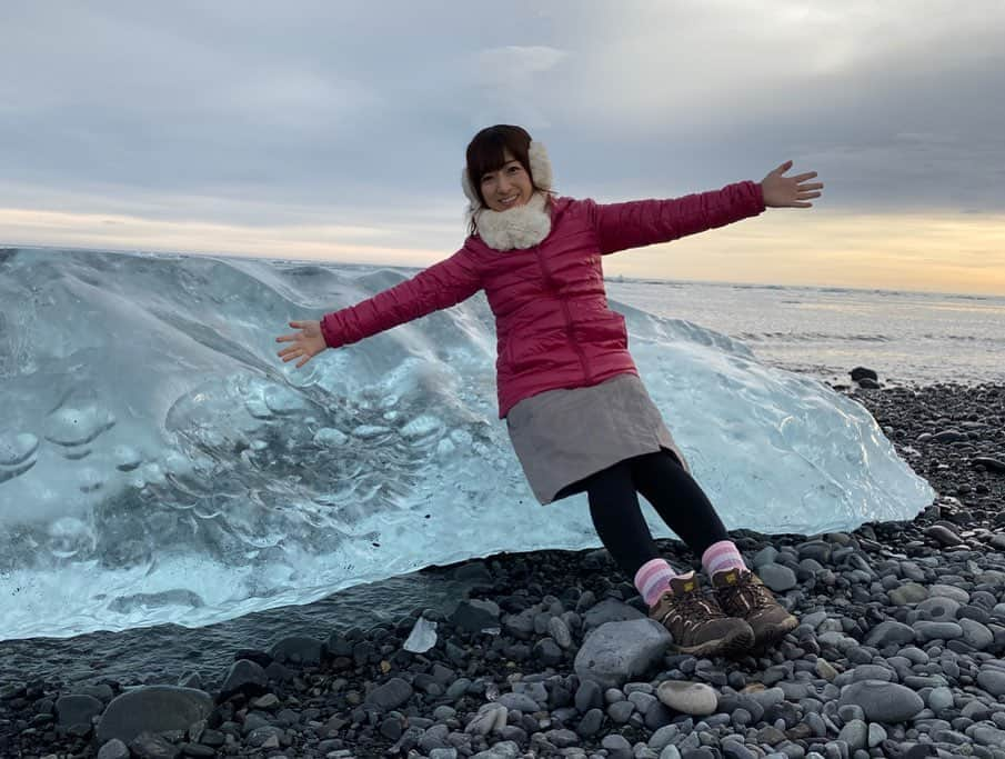 佐藤彩さんのインスタグラム写真 - (佐藤彩Instagram)「アイスランドの旅🇮🇸 時間は経ってしまいましたが、書きそびれていた分の備忘録、ちょっと続きます…  今回、たっぷり氷河も満喫しました✨ ヨークルスアゥルロゥン氷河湖は、ダイナミックな氷河の塊を間近に見ることができる、アイスランド最大の氷河湖✨ 流氷よりも数倍大きい…！！！ ど迫力です！！ そして青くて綺麗✨ 007やバッドマンビギンズなどのロケ地にもなったそうですよ！ たしかに絶景🌟  その氷河湖の橋を渡って向かい側には、ここから流れてきた氷河が打ち上げられたビーチ「ダイヤモンドビーチ」💎 氷河に触れることができちゃいます！  見覚えのあるような…と思うのは、豊頃町のジュエリーアイスと雰囲気が似てるから…  さらに巨大化して、氷河の色にした感じ…ですね💎  氷河といえば、氷河の洞窟に行ってみたくて申し込んだツアーでは、氷河トレッキングも楽しみました😊  これがまた楽しかった😆 けっこう歩いて着込みすぎていた私は汗だくに…😅 大自然と絶景を満喫できるアイスランド、かなりオススメです🇮🇸 . . #アイスランド　#アイスランド旅行 #ヨークルスアゥルロゥン氷河湖 #ダイヤモンドビーチ #氷河トレッキング #あいぜん最強　#氷河もガツガツ歩けちゃう #氷河の洞窟　#アイスケーブ #氷河は青い　#感動の絶景 #旅好き #HBC #アナウンサー #佐藤彩」11月13日 20時19分 - hbc_ayasato