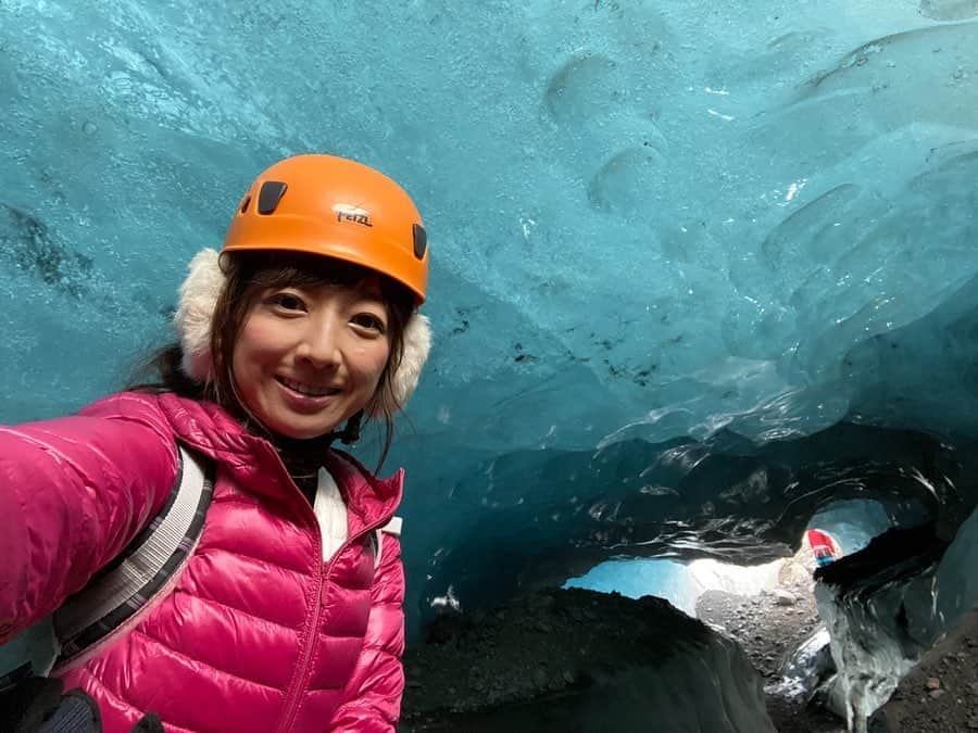 佐藤彩さんのインスタグラム写真 - (佐藤彩Instagram)「アイスランドの旅🇮🇸 時間は経ってしまいましたが、書きそびれていた分の備忘録、ちょっと続きます…  今回、たっぷり氷河も満喫しました✨ ヨークルスアゥルロゥン氷河湖は、ダイナミックな氷河の塊を間近に見ることができる、アイスランド最大の氷河湖✨ 流氷よりも数倍大きい…！！！ ど迫力です！！ そして青くて綺麗✨ 007やバッドマンビギンズなどのロケ地にもなったそうですよ！ たしかに絶景🌟  その氷河湖の橋を渡って向かい側には、ここから流れてきた氷河が打ち上げられたビーチ「ダイヤモンドビーチ」💎 氷河に触れることができちゃいます！  見覚えのあるような…と思うのは、豊頃町のジュエリーアイスと雰囲気が似てるから…  さらに巨大化して、氷河の色にした感じ…ですね💎  氷河といえば、氷河の洞窟に行ってみたくて申し込んだツアーでは、氷河トレッキングも楽しみました😊  これがまた楽しかった😆 けっこう歩いて着込みすぎていた私は汗だくに…😅 大自然と絶景を満喫できるアイスランド、かなりオススメです🇮🇸 . . #アイスランド　#アイスランド旅行 #ヨークルスアゥルロゥン氷河湖 #ダイヤモンドビーチ #氷河トレッキング #あいぜん最強　#氷河もガツガツ歩けちゃう #氷河の洞窟　#アイスケーブ #氷河は青い　#感動の絶景 #旅好き #HBC #アナウンサー #佐藤彩」11月13日 20時19分 - hbc_ayasato