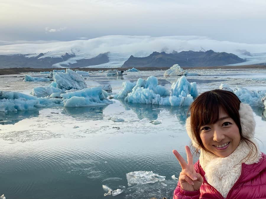 佐藤彩さんのインスタグラム写真 - (佐藤彩Instagram)「アイスランドの旅🇮🇸 時間は経ってしまいましたが、書きそびれていた分の備忘録、ちょっと続きます…  今回、たっぷり氷河も満喫しました✨ ヨークルスアゥルロゥン氷河湖は、ダイナミックな氷河の塊を間近に見ることができる、アイスランド最大の氷河湖✨ 流氷よりも数倍大きい…！！！ ど迫力です！！ そして青くて綺麗✨ 007やバッドマンビギンズなどのロケ地にもなったそうですよ！ たしかに絶景🌟  その氷河湖の橋を渡って向かい側には、ここから流れてきた氷河が打ち上げられたビーチ「ダイヤモンドビーチ」💎 氷河に触れることができちゃいます！  見覚えのあるような…と思うのは、豊頃町のジュエリーアイスと雰囲気が似てるから…  さらに巨大化して、氷河の色にした感じ…ですね💎  氷河といえば、氷河の洞窟に行ってみたくて申し込んだツアーでは、氷河トレッキングも楽しみました😊  これがまた楽しかった😆 けっこう歩いて着込みすぎていた私は汗だくに…😅 大自然と絶景を満喫できるアイスランド、かなりオススメです🇮🇸 . . #アイスランド　#アイスランド旅行 #ヨークルスアゥルロゥン氷河湖 #ダイヤモンドビーチ #氷河トレッキング #あいぜん最強　#氷河もガツガツ歩けちゃう #氷河の洞窟　#アイスケーブ #氷河は青い　#感動の絶景 #旅好き #HBC #アナウンサー #佐藤彩」11月13日 20時19分 - hbc_ayasato