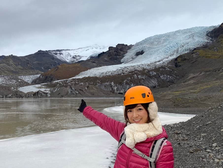 佐藤彩さんのインスタグラム写真 - (佐藤彩Instagram)「アイスランドの旅🇮🇸 時間は経ってしまいましたが、書きそびれていた分の備忘録、ちょっと続きます…  今回、たっぷり氷河も満喫しました✨ ヨークルスアゥルロゥン氷河湖は、ダイナミックな氷河の塊を間近に見ることができる、アイスランド最大の氷河湖✨ 流氷よりも数倍大きい…！！！ ど迫力です！！ そして青くて綺麗✨ 007やバッドマンビギンズなどのロケ地にもなったそうですよ！ たしかに絶景🌟  その氷河湖の橋を渡って向かい側には、ここから流れてきた氷河が打ち上げられたビーチ「ダイヤモンドビーチ」💎 氷河に触れることができちゃいます！  見覚えのあるような…と思うのは、豊頃町のジュエリーアイスと雰囲気が似てるから…  さらに巨大化して、氷河の色にした感じ…ですね💎  氷河といえば、氷河の洞窟に行ってみたくて申し込んだツアーでは、氷河トレッキングも楽しみました😊  これがまた楽しかった😆 けっこう歩いて着込みすぎていた私は汗だくに…😅 大自然と絶景を満喫できるアイスランド、かなりオススメです🇮🇸 . . #アイスランド　#アイスランド旅行 #ヨークルスアゥルロゥン氷河湖 #ダイヤモンドビーチ #氷河トレッキング #あいぜん最強　#氷河もガツガツ歩けちゃう #氷河の洞窟　#アイスケーブ #氷河は青い　#感動の絶景 #旅好き #HBC #アナウンサー #佐藤彩」11月13日 20時19分 - hbc_ayasato