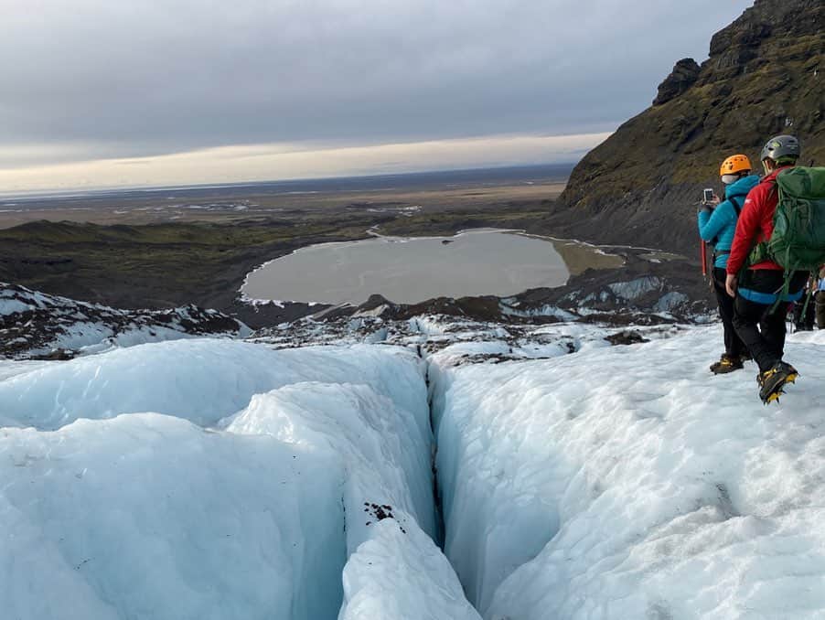 佐藤彩さんのインスタグラム写真 - (佐藤彩Instagram)「アイスランドの旅🇮🇸 時間は経ってしまいましたが、書きそびれていた分の備忘録、ちょっと続きます…  今回、たっぷり氷河も満喫しました✨ ヨークルスアゥルロゥン氷河湖は、ダイナミックな氷河の塊を間近に見ることができる、アイスランド最大の氷河湖✨ 流氷よりも数倍大きい…！！！ ど迫力です！！ そして青くて綺麗✨ 007やバッドマンビギンズなどのロケ地にもなったそうですよ！ たしかに絶景🌟  その氷河湖の橋を渡って向かい側には、ここから流れてきた氷河が打ち上げられたビーチ「ダイヤモンドビーチ」💎 氷河に触れることができちゃいます！  見覚えのあるような…と思うのは、豊頃町のジュエリーアイスと雰囲気が似てるから…  さらに巨大化して、氷河の色にした感じ…ですね💎  氷河といえば、氷河の洞窟に行ってみたくて申し込んだツアーでは、氷河トレッキングも楽しみました😊  これがまた楽しかった😆 けっこう歩いて着込みすぎていた私は汗だくに…😅 大自然と絶景を満喫できるアイスランド、かなりオススメです🇮🇸 . . #アイスランド　#アイスランド旅行 #ヨークルスアゥルロゥン氷河湖 #ダイヤモンドビーチ #氷河トレッキング #あいぜん最強　#氷河もガツガツ歩けちゃう #氷河の洞窟　#アイスケーブ #氷河は青い　#感動の絶景 #旅好き #HBC #アナウンサー #佐藤彩」11月13日 20時19分 - hbc_ayasato