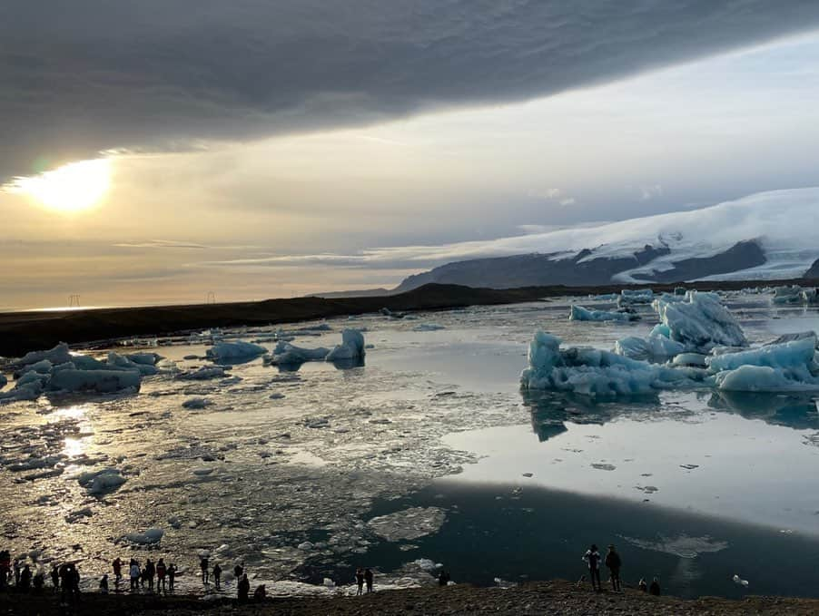 佐藤彩さんのインスタグラム写真 - (佐藤彩Instagram)「アイスランドの旅🇮🇸 時間は経ってしまいましたが、書きそびれていた分の備忘録、ちょっと続きます…  今回、たっぷり氷河も満喫しました✨ ヨークルスアゥルロゥン氷河湖は、ダイナミックな氷河の塊を間近に見ることができる、アイスランド最大の氷河湖✨ 流氷よりも数倍大きい…！！！ ど迫力です！！ そして青くて綺麗✨ 007やバッドマンビギンズなどのロケ地にもなったそうですよ！ たしかに絶景🌟  その氷河湖の橋を渡って向かい側には、ここから流れてきた氷河が打ち上げられたビーチ「ダイヤモンドビーチ」💎 氷河に触れることができちゃいます！  見覚えのあるような…と思うのは、豊頃町のジュエリーアイスと雰囲気が似てるから…  さらに巨大化して、氷河の色にした感じ…ですね💎  氷河といえば、氷河の洞窟に行ってみたくて申し込んだツアーでは、氷河トレッキングも楽しみました😊  これがまた楽しかった😆 けっこう歩いて着込みすぎていた私は汗だくに…😅 大自然と絶景を満喫できるアイスランド、かなりオススメです🇮🇸 . . #アイスランド　#アイスランド旅行 #ヨークルスアゥルロゥン氷河湖 #ダイヤモンドビーチ #氷河トレッキング #あいぜん最強　#氷河もガツガツ歩けちゃう #氷河の洞窟　#アイスケーブ #氷河は青い　#感動の絶景 #旅好き #HBC #アナウンサー #佐藤彩」11月13日 20時19分 - hbc_ayasato