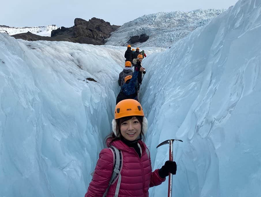 佐藤彩さんのインスタグラム写真 - (佐藤彩Instagram)「アイスランドの旅🇮🇸 時間は経ってしまいましたが、書きそびれていた分の備忘録、ちょっと続きます…  今回、たっぷり氷河も満喫しました✨ ヨークルスアゥルロゥン氷河湖は、ダイナミックな氷河の塊を間近に見ることができる、アイスランド最大の氷河湖✨ 流氷よりも数倍大きい…！！！ ど迫力です！！ そして青くて綺麗✨ 007やバッドマンビギンズなどのロケ地にもなったそうですよ！ たしかに絶景🌟  その氷河湖の橋を渡って向かい側には、ここから流れてきた氷河が打ち上げられたビーチ「ダイヤモンドビーチ」💎 氷河に触れることができちゃいます！  見覚えのあるような…と思うのは、豊頃町のジュエリーアイスと雰囲気が似てるから…  さらに巨大化して、氷河の色にした感じ…ですね💎  氷河といえば、氷河の洞窟に行ってみたくて申し込んだツアーでは、氷河トレッキングも楽しみました😊  これがまた楽しかった😆 けっこう歩いて着込みすぎていた私は汗だくに…😅 大自然と絶景を満喫できるアイスランド、かなりオススメです🇮🇸 . . #アイスランド　#アイスランド旅行 #ヨークルスアゥルロゥン氷河湖 #ダイヤモンドビーチ #氷河トレッキング #あいぜん最強　#氷河もガツガツ歩けちゃう #氷河の洞窟　#アイスケーブ #氷河は青い　#感動の絶景 #旅好き #HBC #アナウンサー #佐藤彩」11月13日 20時19分 - hbc_ayasato