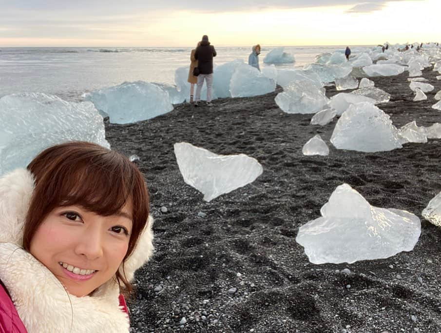 佐藤彩さんのインスタグラム写真 - (佐藤彩Instagram)「アイスランドの旅🇮🇸 時間は経ってしまいましたが、書きそびれていた分の備忘録、ちょっと続きます…  今回、たっぷり氷河も満喫しました✨ ヨークルスアゥルロゥン氷河湖は、ダイナミックな氷河の塊を間近に見ることができる、アイスランド最大の氷河湖✨ 流氷よりも数倍大きい…！！！ ど迫力です！！ そして青くて綺麗✨ 007やバッドマンビギンズなどのロケ地にもなったそうですよ！ たしかに絶景🌟  その氷河湖の橋を渡って向かい側には、ここから流れてきた氷河が打ち上げられたビーチ「ダイヤモンドビーチ」💎 氷河に触れることができちゃいます！  見覚えのあるような…と思うのは、豊頃町のジュエリーアイスと雰囲気が似てるから…  さらに巨大化して、氷河の色にした感じ…ですね💎  氷河といえば、氷河の洞窟に行ってみたくて申し込んだツアーでは、氷河トレッキングも楽しみました😊  これがまた楽しかった😆 けっこう歩いて着込みすぎていた私は汗だくに…😅 大自然と絶景を満喫できるアイスランド、かなりオススメです🇮🇸 . . #アイスランド　#アイスランド旅行 #ヨークルスアゥルロゥン氷河湖 #ダイヤモンドビーチ #氷河トレッキング #あいぜん最強　#氷河もガツガツ歩けちゃう #氷河の洞窟　#アイスケーブ #氷河は青い　#感動の絶景 #旅好き #HBC #アナウンサー #佐藤彩」11月13日 20時19分 - hbc_ayasato