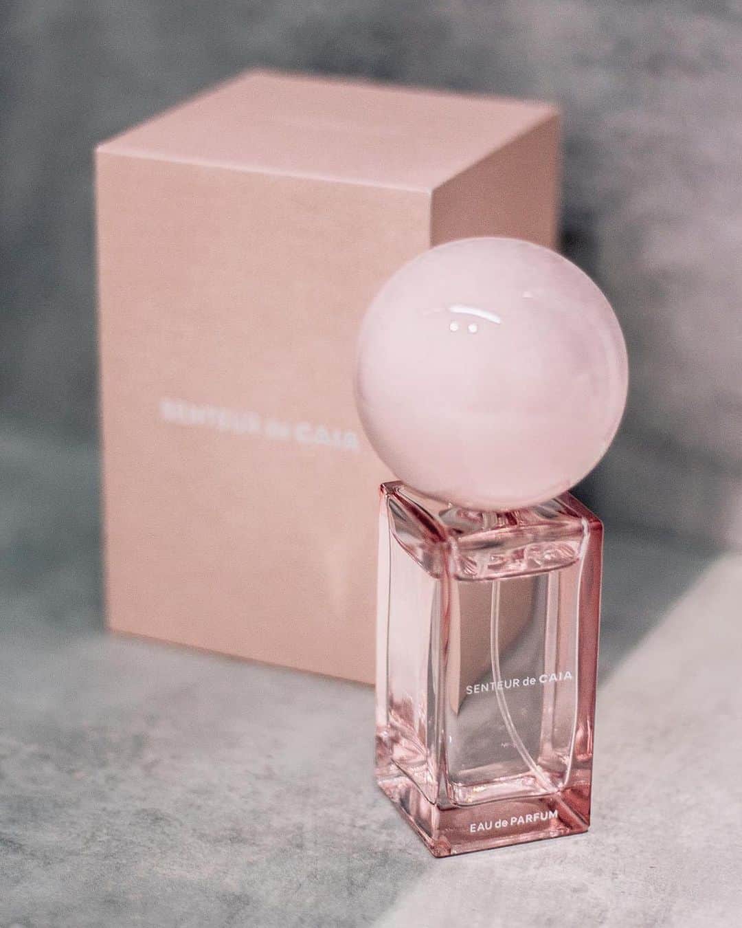 Bianca Ingrossoさんのインスタグラム写真 - (Bianca IngrossoInstagram)「This perfume is really one that you can use for every occasion 👌🏻Day to night 🥂 The smell is really fresh but still has that luxurious feminine fragrance that makes you feel confident and sexy 💕 THIS FRIDAY!! GET READY ⚡️ @caiacosmetics」11月13日 20時19分 - biancaingrosso