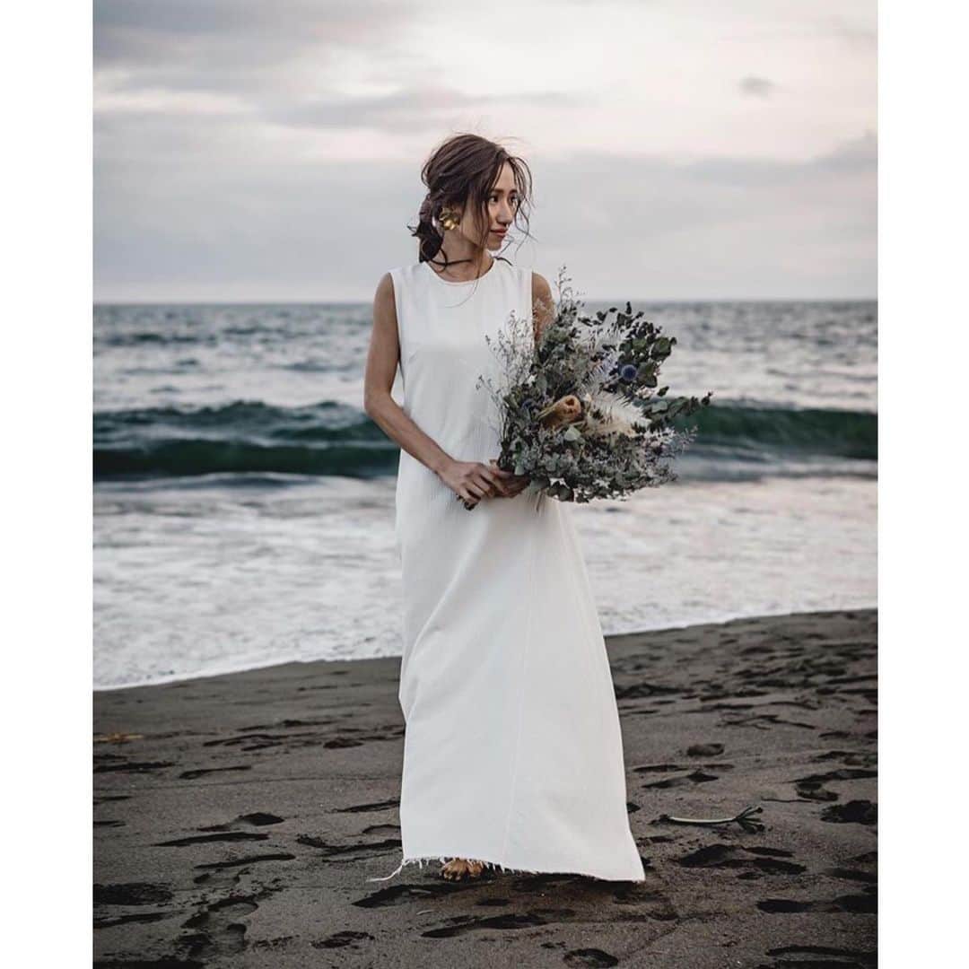 ウェディングソムリエ編集部さんのインスタグラム写真 - (ウェディングソムリエ編集部Instagram)「． スタッフの @haru_jadore です🕊 @c_the_bride さんのフォトをリポスト。 ． ． ． 海に映える気品溢れる美しさ。 ． ． 「生地の感じと袖がほつれたデザインが海とマッチして良かった」と @c_the_bride さん。 後撮りはドレスなので、前撮りはカジュアルにしたくて、このワンピースを選んだそう。 ． ． ナチュラルさと上品さを兼ねそろえたコーディネートがとてもよくお似合いで、淡いピンクのリボンで束ねられたヘアスタイルも素敵ですね。 ． ． @c_the_bride さん、ありがとうございました🌿 ． ． ． Topics! 💌現在第15期ウェディングソムリエアンバサダーの応募受付中です✨ぜひご応募くださいませ！〆切は11月30日です。 ． ． #ウェディングソムリエアンバサダー のタグにはオシャレなウェディング投稿がいっぱい♡ぜひご覧くださいね。 ・ ． ． *:.,.:*:.,.:*:.,.:*:.,.:*:.,.:*:.,.:*:.,.:*:.,.:*:.,.:*:.,.:*:.,.:* . サイトは[ウェディングソムリエ ]で検索 🔎http://www.jadorewedding.com プロフィール欄の🔗Linkからもとべます。  ウェディングソムリエは、 人生でその時しかできない 特別な体験を提供するメディアです♡ *:.,.:*:.,.:*:.,.:*:.,.:*:.,.:*:.,.:*:.,.:*:.,.:*:.,.:*:.,.:*:.,.:*:.,.:*: #卒花  #ウェディングソムリエ #花嫁 #プレ花嫁  #花嫁DIY  #ウェディングアイデア  #ウエディングアイテム #卒花嫁レポ #全国のプレ花嫁と繋がりたい #ウェディングソムリエアンバサダー #結婚式 #ウェディングドレス #ウェディングレポ #ウェディングレポート」11月13日 20時19分 - jadore_wedding