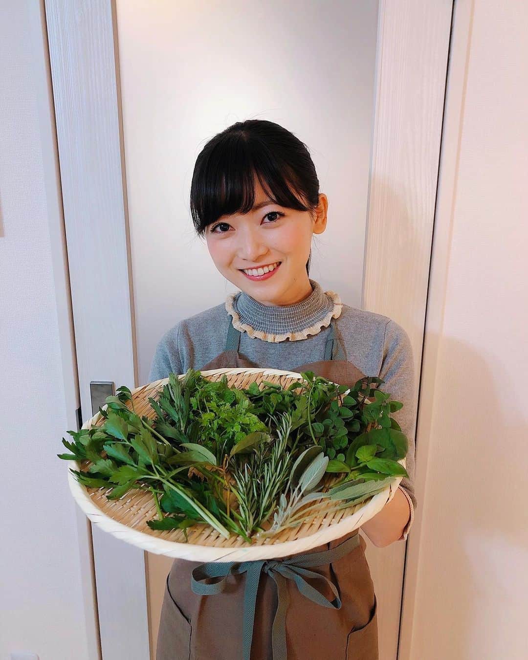 のインスタグラム：「今日は横浜でロケでした🌿 ハーブはいかがですかY(^⍛^)Y ・ 代打で、初めて#ハピスタ ロケを担当☻ 家ですぐにでも試したくなる情報が満載で、とても勉強になりました🍳 ・ スパイス&ハーブを活用した温活レシピについて、再来週の月曜#ドデスカ で放送予定です🌟 お楽しみに♩ ・ #昨日急いで買った シンプルな#エプロン #メーテレ #アナウンサー #名古屋テレビ #名古屋 #nagoya #南雲穂波 私服:タートルネック#rojita」