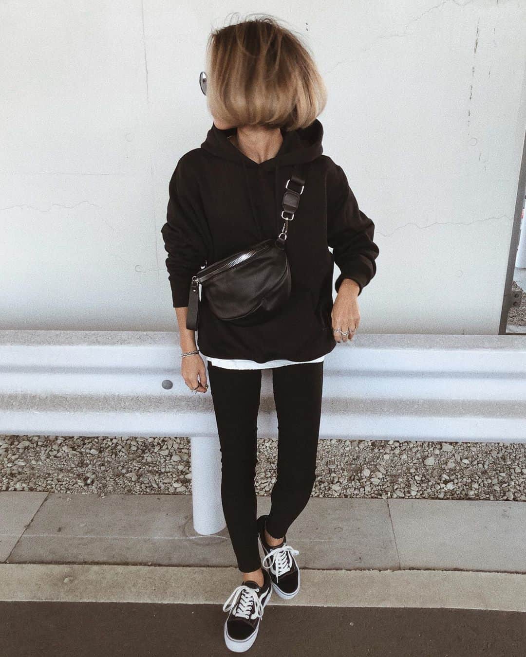 annaさんのインスタグラム写真 - (annaInstagram)「. . しーんーぷーるー🖤 . . パーカーは @gu_global の🥴✌︎ 安いのにフード立つから← 好き❤️❤️❤️❤️ . . tops ⋆ @gu_global @gu_for_all_  pants ⋆ @anap_official  shoes ⋆ @vans  bag ⋆ @seiko.nm . . . #ootd#outfit#fashion#coordinate#today#秋コーデ#大人カジュアル#カジュアルコーデ#シンプルコーデ#シンプル#大人カジュアル#大人女子#ラフ#ラフコーデ#ショートカット女子#スニーカーコーデ#vans#バンズスニーカー#ブラックコーデ#パンツコーデ#gu#パーカー」11月13日 20時18分 - 12anna23