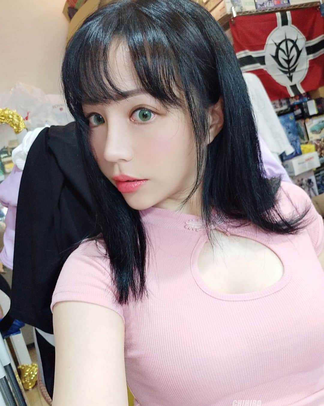 千尋のインスタグラム：「千尋換新造型啦ヽ(✿ﾟ▽ﾟ)ノヽ(✿ﾟ▽ﾟ)ノ 快稱讚我!!!!!!這次久違的染深了還剪了瀏海 是不是感覺不一樣了呢?感謝千尋的愛用設計師 ✨陳信✨的巧手嗷嗷 這一次頭髮是深藍色 反光的時候是很美的藍色 超喜歡  想要用頭髮歡迎預約✨✨✨ @oct.hook  店名 Lu'mos 地址 台北市大同區南京西路89號 設計師:陳信  害羞不敢問的也可以先私訊問問我哈哈哈 有男生想要改變造型的也很歡迎 之前千尋剪短的時候就覺得設計師簡短的也超好看☺️☺️☺️☺️」