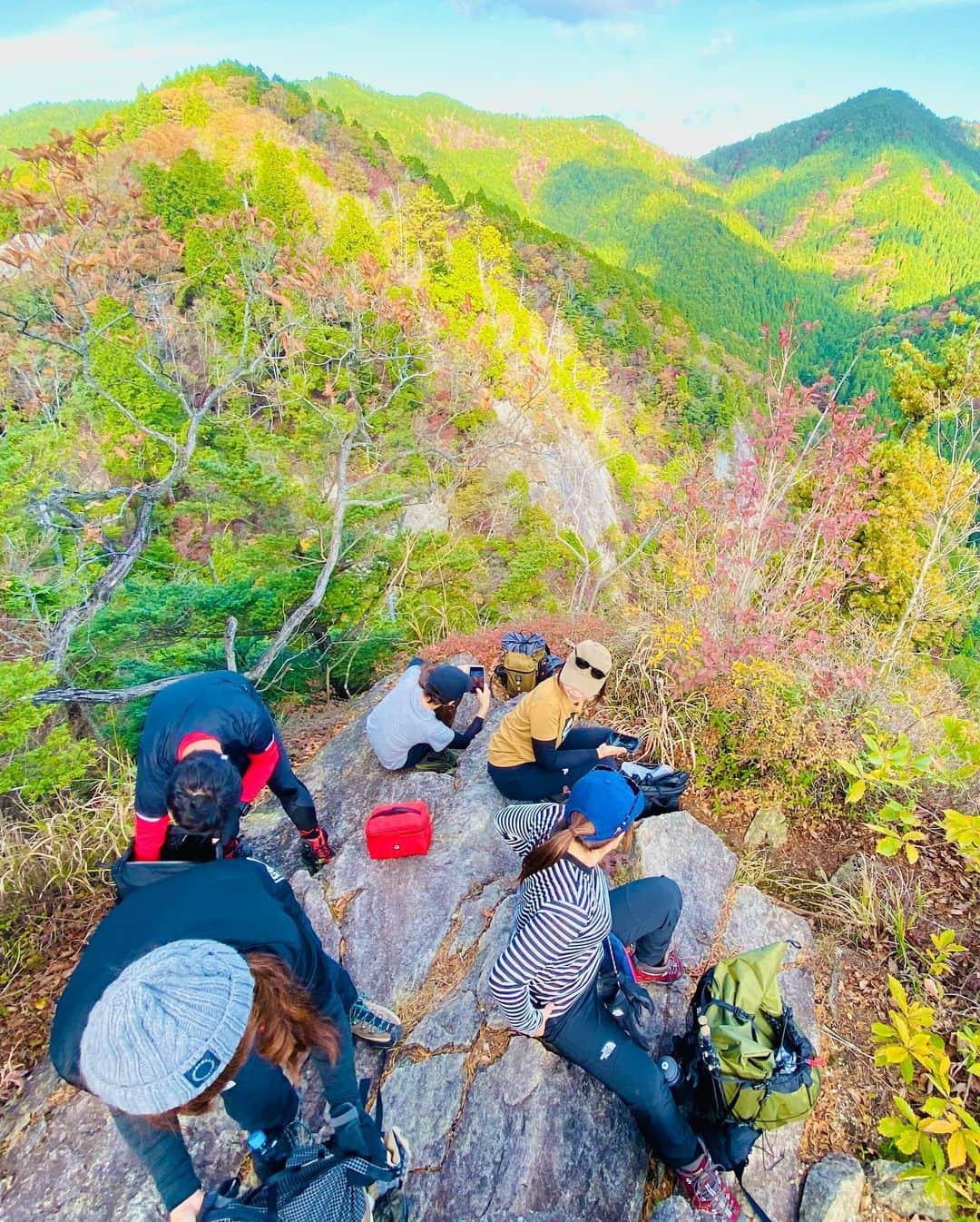 marikoさんのインスタグラム写真 - (marikoInstagram)「#登山#登山女子#山#登山好きな人と繋がりたい#私の山フォト#山と道#北アルプス#雪彦山#縦走#稜線#稜線歩き#hike#hyakkeime#mountain #風景 #幻想的 #紅葉#紅葉登山#yamahack#japan#canon#9000 * * 2019.11.13 * ⛰💕 11.10 雪彦山⛰ * * やっぱり楽しかった爆笑登山🤣 * * バラエティにとんだ大人のアスレチック😆👍 * * めーっちゃ発散できました🤣👍👍」11月13日 20時25分 - marimari8208